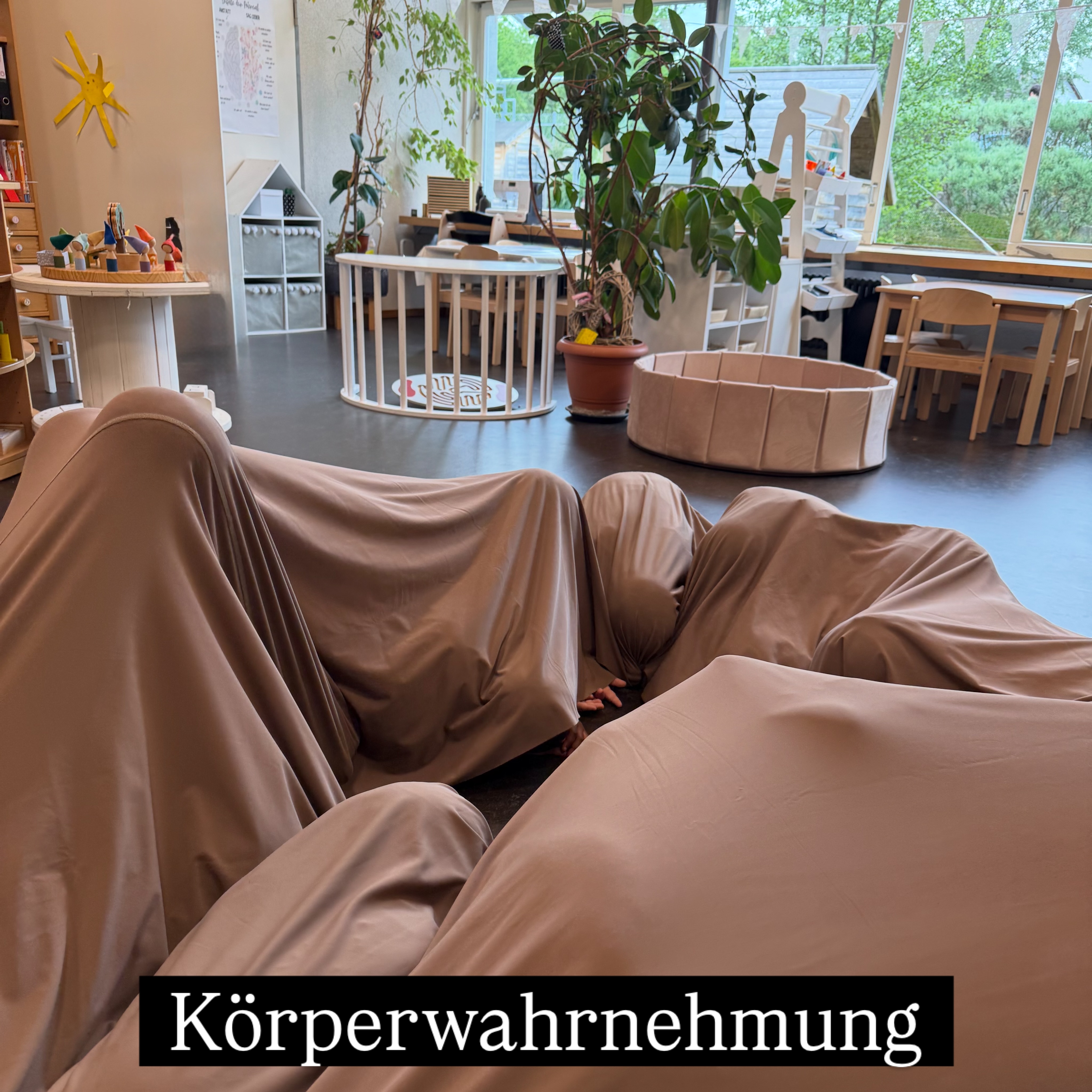 Körperwahrnehmung mit dem Erlebnistuch ✨
mit @lebonbond
#werbung und #herzensempfehlung
Schon seit einigen Tagen sind die Erlebnistücher von @lebonbond bei uns im Einsatz und sie werden sehr gerne gebraucht. 😍
Ich habe die 3 Tücherfarben auf Bild 4 😍✨
Welches gefällt Dir am besten ❓
Bald nehmen wir sie mit in die Turnhalle und probieren da aus. ✨
Es gibt 2 Arten von Tüchern:
✈️ Fly: um zu hängen, zu schaukeln in der Vertikalen
= bis zu 4 Kinder und 2 Erwachsene
🌳Ground:
für Gruppenarbeiten auf dem Boden
Grösse M bis zu 15 Kinder
Grösse L bis zu 20 Kinder
Was die Kinder besonders toll finden, sind die „Bouncy Bags“😂
Die Tasche dazu ist aus dem gleichen Stoff und sehr elastisch. Sie „bounct" mega lässig.
Die Kinder dürfen die Tücher auch im Freispiel nutzen.
Da freue ich mich schon auf den Kurs mit @lebonbond am Samstag 20.6.26 von 14.00-17.00 Uhr. 😎
Der Kurs ist voller Ideen für den Einsatz der Tücher, lässige Möglichkeiten für in die Halle und das Klassenzimmer.
Bist Du auch dabei ❓
Eine einmalige Gelegenheit für Euch.
(und lies unbedingt weiter)
und es gibt soo meegalässige und grosszügige Gewinne für Euch:
1 x Kursplatz am 20.6.26 in Birmensdorf, Wert 120 Fr.
1 x Erlebnistuch, Grösse M, im Wert von 180 Fr.
(Auf Bild 3)
❤️
Unbedingt @lebonbond folgen - bald folgt Teil zwei mit 3 Tüchern, die Ihr gewinnen könnt.🥹
Sobald unser Fly-Tuch dann hängt, nehme ich Euch dann mit.
Ab in den Lostopf oder: 😍❤️
-like den Post
-kommentiere, was Dir daran gefällt und wo das Tuch zum Einsatz kommen würde
-falls Du an den Kurs kommen möchtest: zusätzlich mit 🤸♀️, 🤸 oder 🤸♂️
-folge @lebonbond
Doppelgewinn ist möglich, Mehrfachkommentare auch. 🥳
10x Gewinnchance erhöhen:
-Beitrag in der Story posten und @kigaframa und markieren ❤️
Ausgelost wird am 24.5.26 um 20.00 Uhr😊
Bedingungen 🔽
