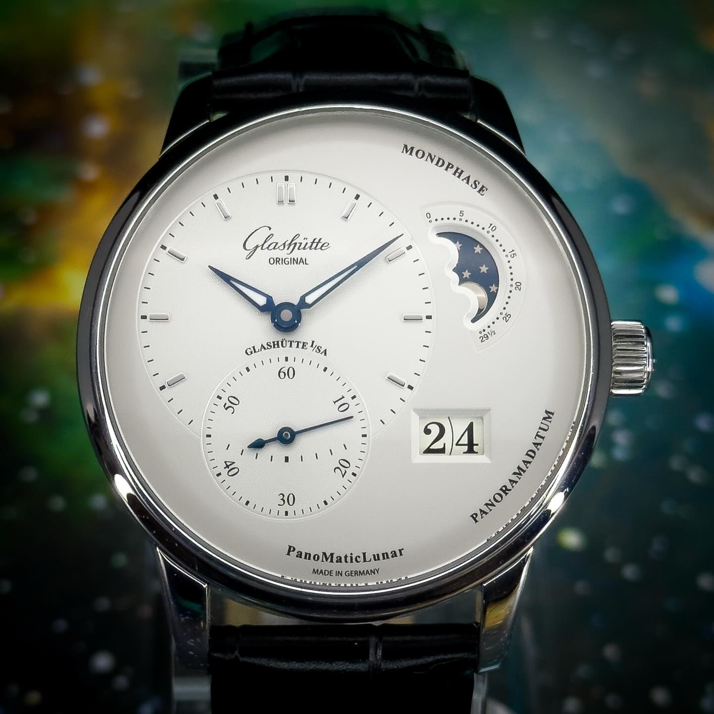 Glashütte Original PanomaticLunar. The details on this one are next level.
Off centre dial, oversized date, moonphase complication and the duplex swan neck regulator; this is unmistakably Glashutte Original.
Different from the usual Swiss options in the best possible way.
You don’t see these much in Australia - DM to secure before it’s gone.