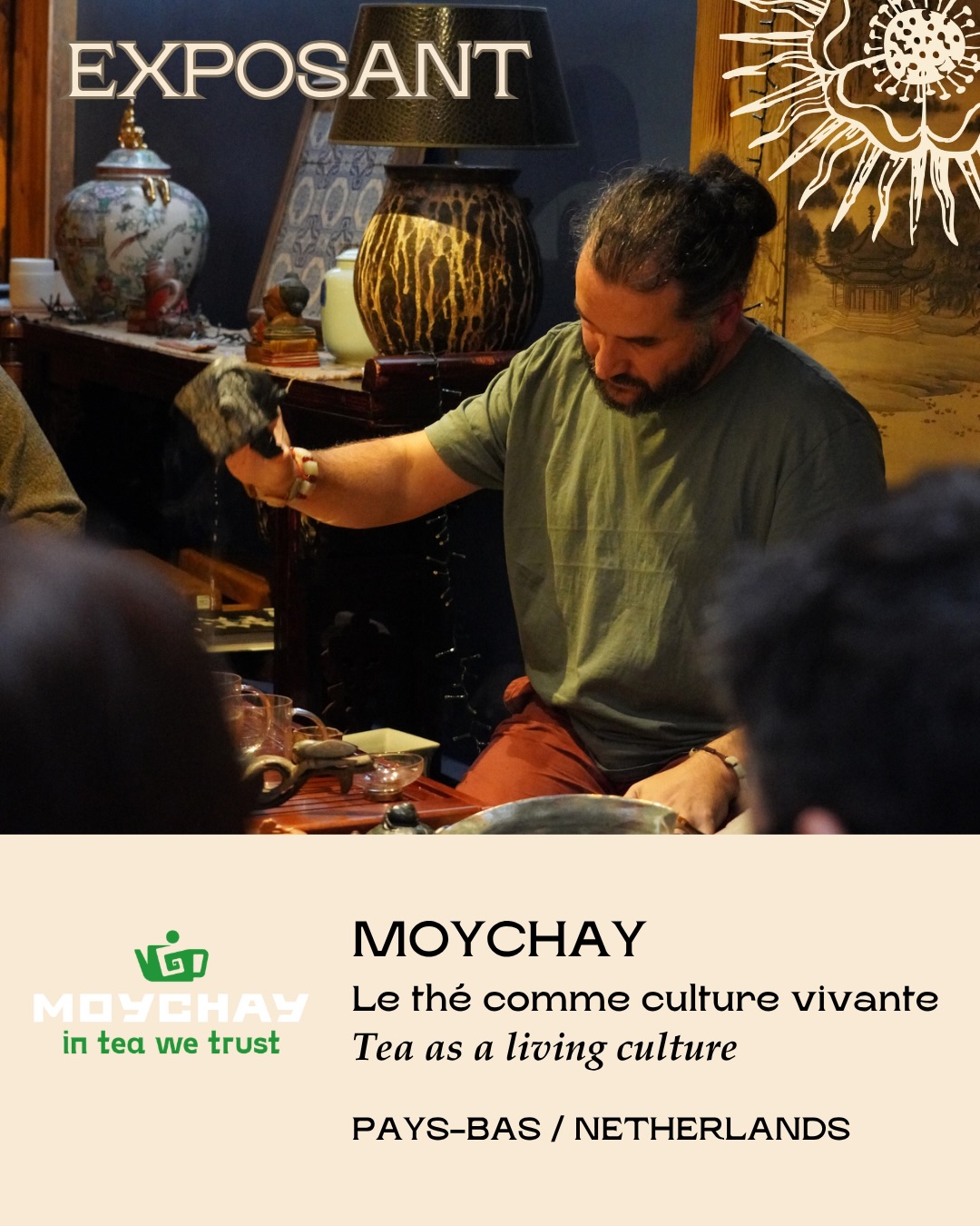 🇫🇷✨ NOUVEL EXPOSANT – MOYCHAY ✨
📍Amsterdam, Pays-Bas
Le thé comme culture vivante.
Fondée par Sergey Shevelev, grand connaisseur du thé et voyageur infatigable des régions de production, Moychay œuvre depuis plus de quinze ans à faire vivre les cultures traditionnelles du thé. Sergey passe une grande partie de son temps sur le terrain, à la rencontre des producteurs, pour sélectionner des thés rares et sincères, directement à la source.
🍃 Avec plus de 250 thés sourcés directement, notamment en Chine, au Japon, en Géorgie, au Vietnam et dans d’autres régions de thé, Moychay propose une collection de feuilles en vrac d’une grande diversité, choisies pour leur caractère, leur origine et leur authenticité.
🌱 La maison développe aussi ses propres productions de thé, ainsi qu’un univers complet autour des accessoires, avec notamment une production de céramiques au feu de bois. Entre sourcing direct, culture du Gong Fu Cha, objets de thé et transmission, Moychay invite à entrer dans le thé comme dans un lieu de rencontre, de profondeur et de partage.
🇬🇧✨ NEW EXHIBITOR – MOYCHAY ✨
📍Amsterdam, Netherlands
Tea as a living culture.
Founded by Sergey Shevelev, a tea connoisseur and tireless traveller through tea regions, Moychay has been dedicated for over fifteen years to sharing traditional tea cultures. Sergey spends much of his time in the field, meeting producers and sourcing rare, authentic teas directly from origin.
🍃 With more than 250 directly sourced loose leaf teas, from China, Japan, Georgia, Vietnam, and other tea regions, Moychay offers a wide collection chosen for its character, origin, and authenticity.
🌱 The house also develops its own tea productions, alongside a rich teaware universe, including its own wood-fired ceramic production. Between direct sourcing, Gong Fu Cha culture, tea objects, and transmission, Moychay invites visitors to discover tea as a space for depth, encounter, and sharing.
🍃 Paris Tea Festival ✨
🗓 14 juin 2026 10h-19h
🏛 Maison Internationale : La Grande Rencontre
🎟 Billetterie disponible
#ptfouiouioui🔥#ParisTeaFestival #Moychay
