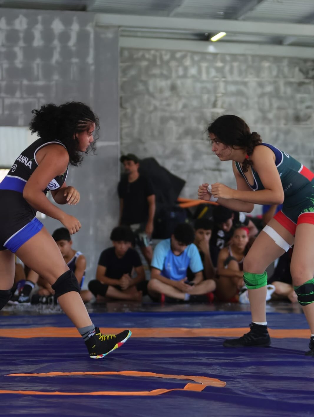 Pietra Vitória, Giovanna Xavier e Adriella Santos representaram nossa escola com garra, coragem e determinação nos Jogos Escolares, e foram medalha de ouro no Wrestling🏅
Essas conquistas não acontecem por acaso, são o resultado de muito esforço, superação e de uma força que vocês carregam dentro de si. ✨
Nós sempre soubemos do potencial de cada uma de vocês. Parabéns, meninas.🧡
#alicecoutinho #centrodeensino #campinagrande