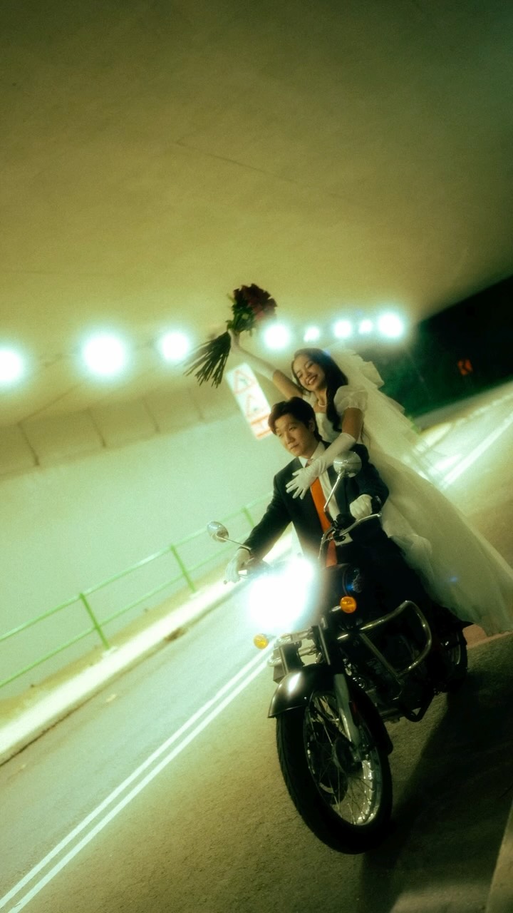 When your 520 dream is to run away into a cantonese movie ^
Man really showed up in his dad’s vintage suit with his bike somemore 👏🏼 FIRE
#film #vintage #90sfashion #prewedding #bike