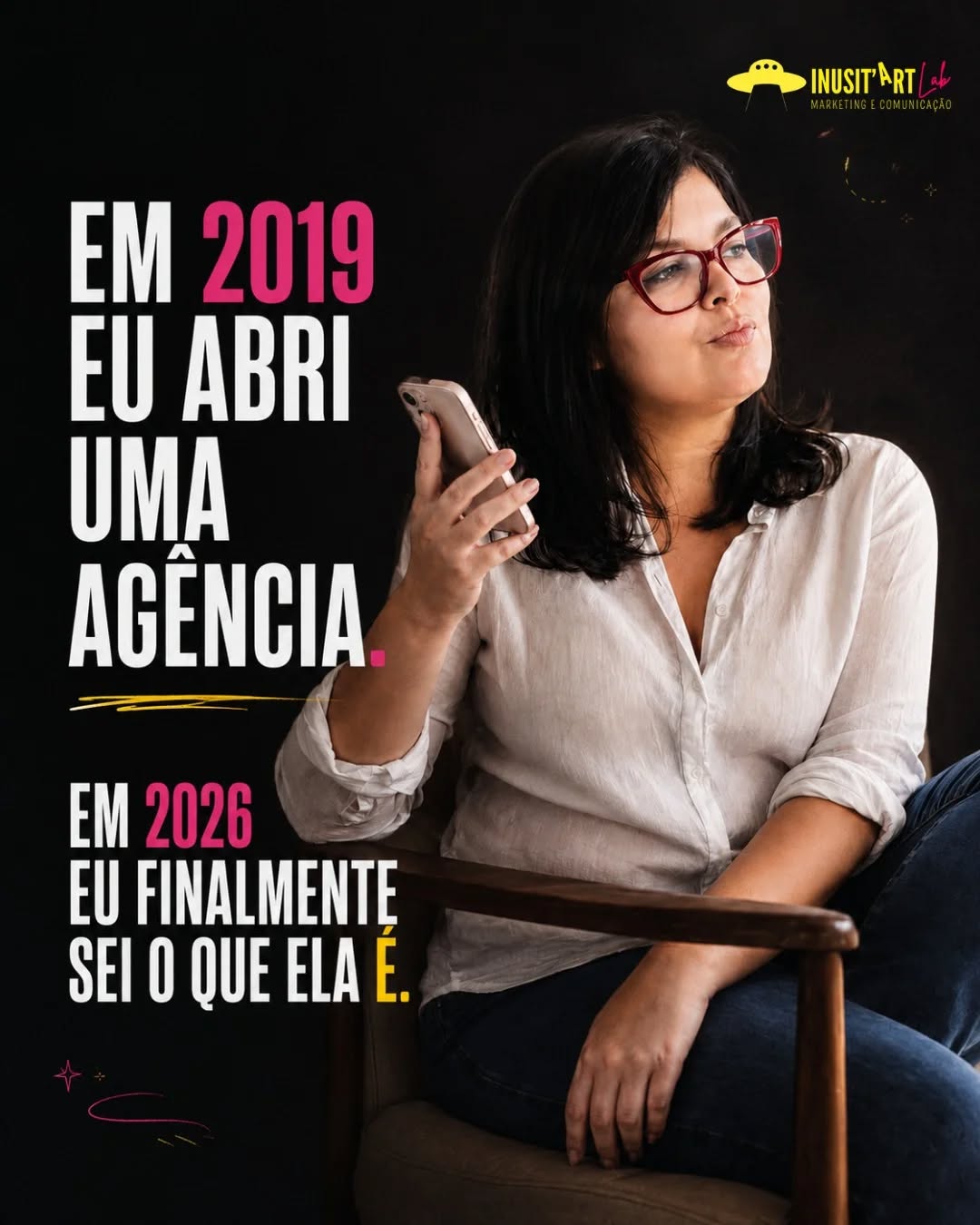 Em 2019 eu abri uma agência. Em 2026 eu finalmente sei o que ela é.
E talvez essa seja uma das frases mais sinceras que eu já escrevi sobre a Inusit’Art.
Quando eu comecei, eu sabia que queria fazer marketing de um jeito mais inteiro, mais próximo da realidade dos negócios, menos preocupado em parecer bonito para a internet e mais preocupado em fazer sentido para quem estava do outro lado.
Mas a verdade é que eu também fui entendendo a minha empresa enquanto colocava ela de pé.
Porque uma coisa é estudar marketing, gestão, estratégia, comportamento, comunicação, outra bem diferente é entrar no dia a dia de um negócio pequeno e ver onde a coisa aperta de verdade.
Às vezes o problema não está no conteúdo em si, está na forma como o cliente chega e não é atendido direito, no WhatsApp que vira bagunça, no Google que poderia trazer gente nova mas foi esquecido, no site que nunca saiu do papel, na bio que não explica o básico, na oferta que até existe, mas não está clara nem para quem vende.
Foi atendendo negócios reais, de gente real, que eu comecei a entender melhor o meu próprio trabalho.
Eu sou administradora, estudo marketing há anos, atendo pequenos negócios desde 2019 e, nesse caminho, fui percebendo que muita empresa não precisa de mais volume, precisa de mais clareza.
Precisa olhar para o que já tem, entender o que está travando, ajustar a comunicação, organizar a presença digital e parar de tratar o marketing como uma tarefa solta no meio da rotina.
O que me dá gás é pegar um negócio que nasceu da coragem de alguém e ajudar esse negócio a ganhar forma. Já vi cliente sair do zero, crescer, contratar equipe, se posicionar melhor, entender o próprio valor.
Isso, para mim, vale muito.
Hoje eu não trabalho com plano engessado, porque nenhum negócio chega igual. Eu olho para o momento da empresa, para o que já existe, para o que está faltando e para o que dá para construir com responsabilidade.
Porque pequeno negócio merece estratégia grande, mas também merece uma estratégia possível, honesta, que respeite a realidade de quem está fazendo acontecer.
Em 2019 eu abri uma agência. Em 2026 eu finalmente consegui nomear o que a Inusit’Art faz de verdade: a