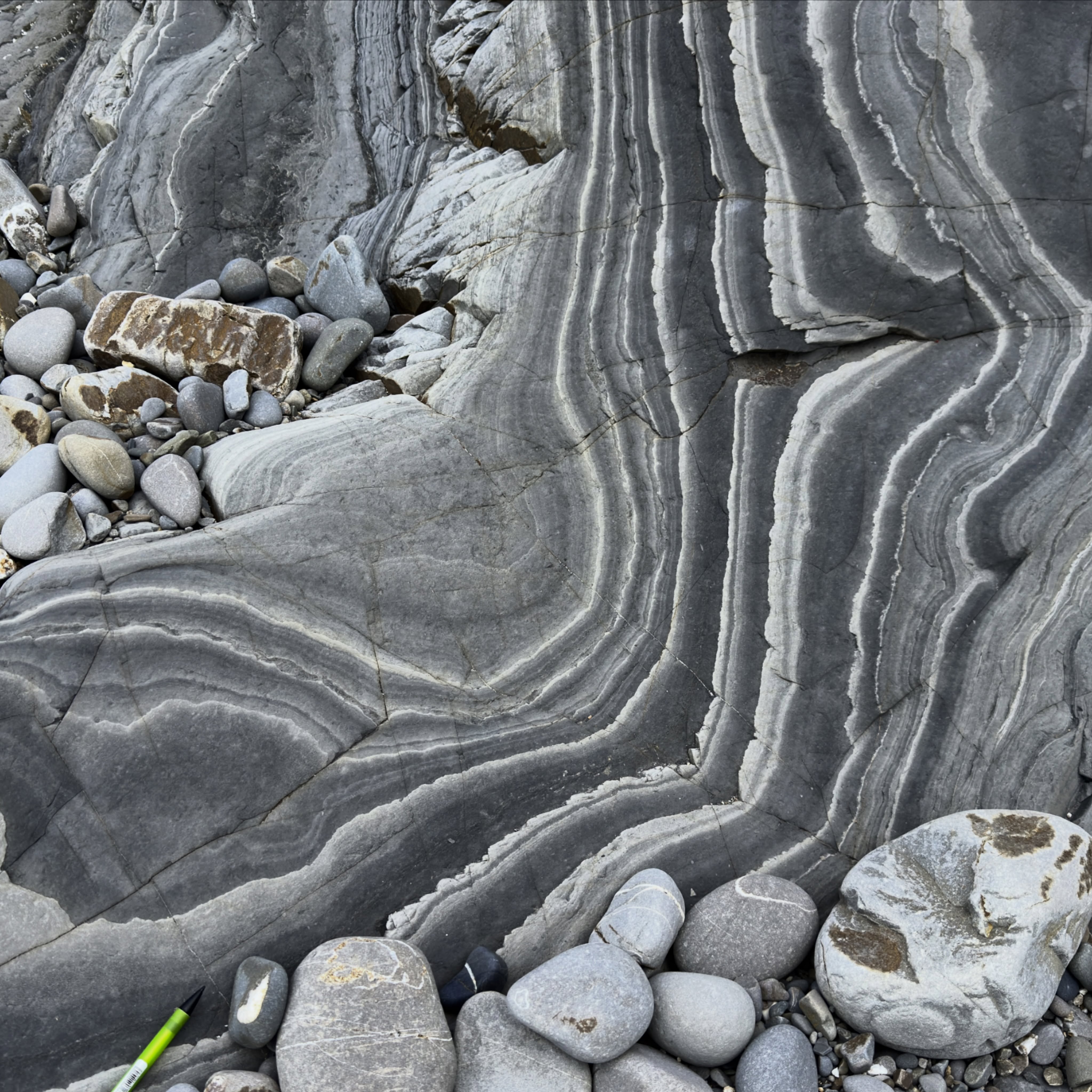 Nature’s artwork.
This slightly illusional view of the Bude Formation is at Northcott Mouth. Weathering of the rock surface has eroded down through multiple sedimentary layers of mudstone and sandstone to give this beautiful contour effect.
#cornwall #geology #geologyrocks #geolife #geologist