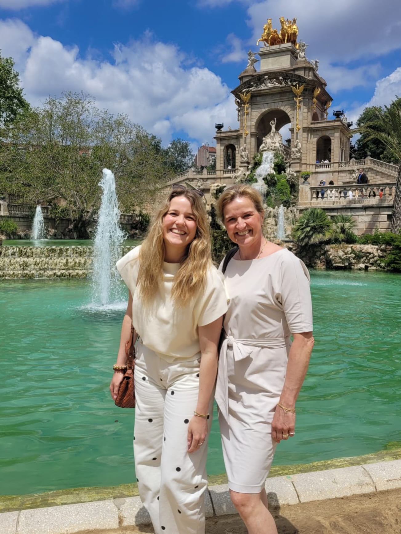 Moeder en dochter staan wel heel fotogeniek aan de fontein Las Cascadas in Parque de la Ciutadella tijdens onze fietstour door Barcelona met Nederlandse gids! 😎
#fietstourbarcelona #fietseninbarcelona #barcelonafietstour #barcelonafietstours #gidsbarcelona