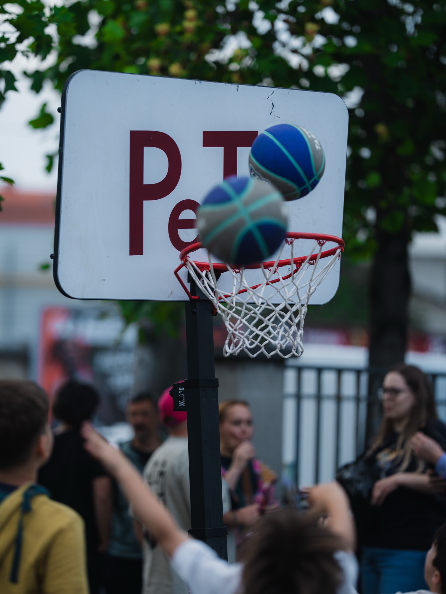 Šuška se kako ce @pete_maraska uskoro organizirati košarkaški slam turnir na placu… pratite nas za vise info i ne propustite se prijaviti i ekipi na placu pokazati da ste faca s placa… Naravno za nagradu vas očekuje najpoželjnija limenka na placu… Vidimo se ovaj petak na Trznici Kvatric od 18h! #petkomjedemonakvatricu