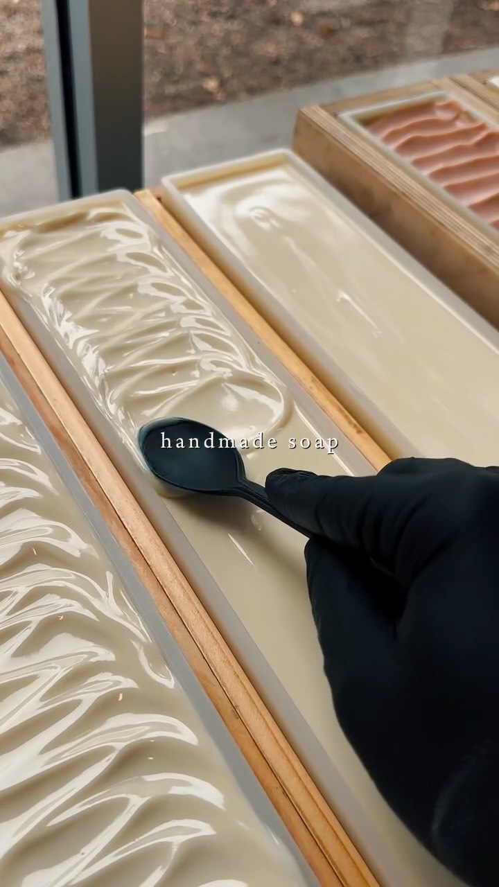 coco santal. cold process, made by hand. it smells like toasted coconut and sandalwood with a little something you can’t quite place. our best seller.
What’s your shower missing? 🫧
#handmadesoap #smallbatchsoap #naturalingredients #candlebar111 #goldenarrowgoods
