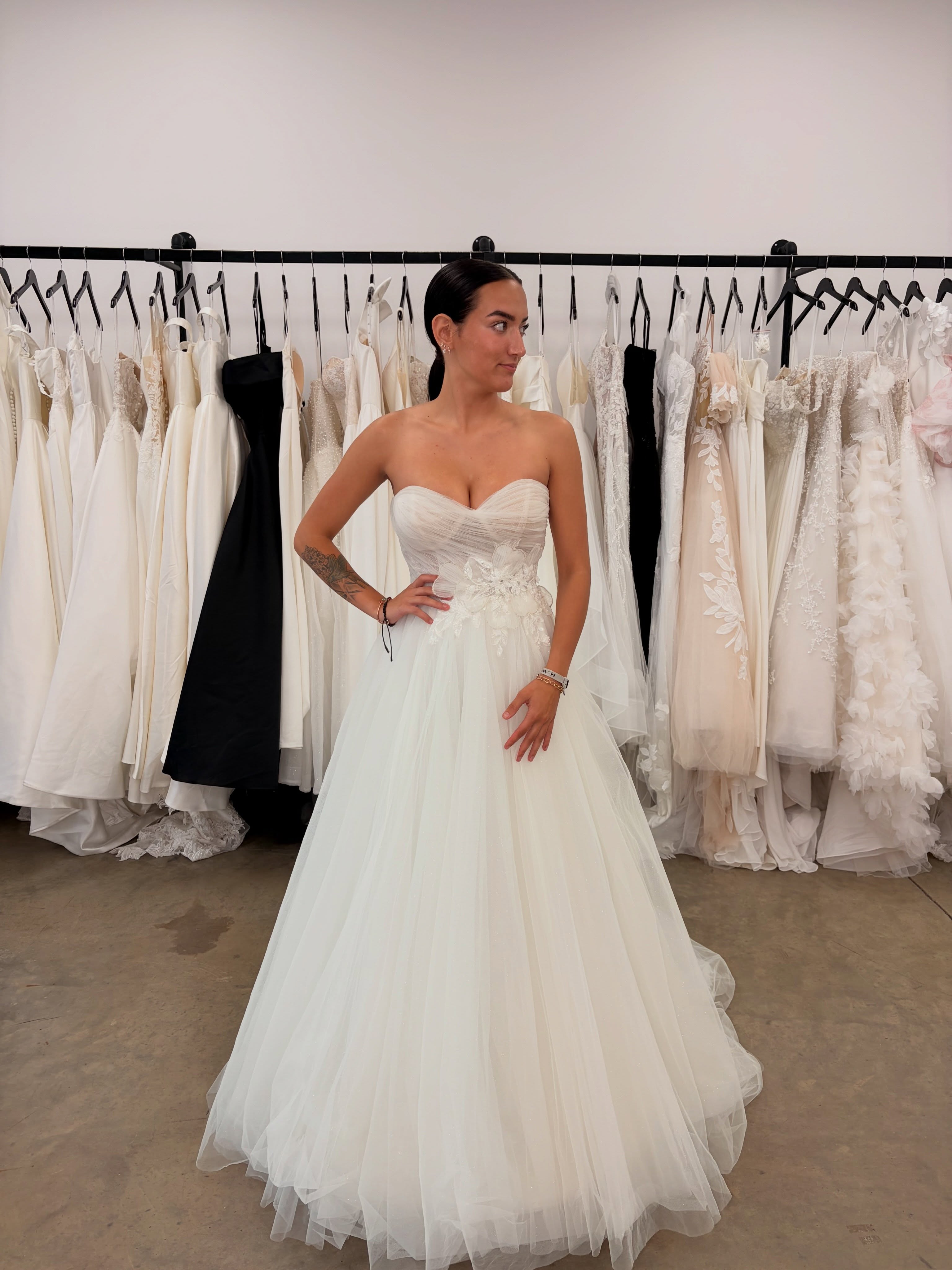 Closed Sunday 5/24 💕
.
We will be closed this Sunday if you have any questions or concerns please feel free to reach out!
🤍Dress: Allure R3700 Size 6 $999🤍
.
If you want to book an appointment click the link in our bio 🔗