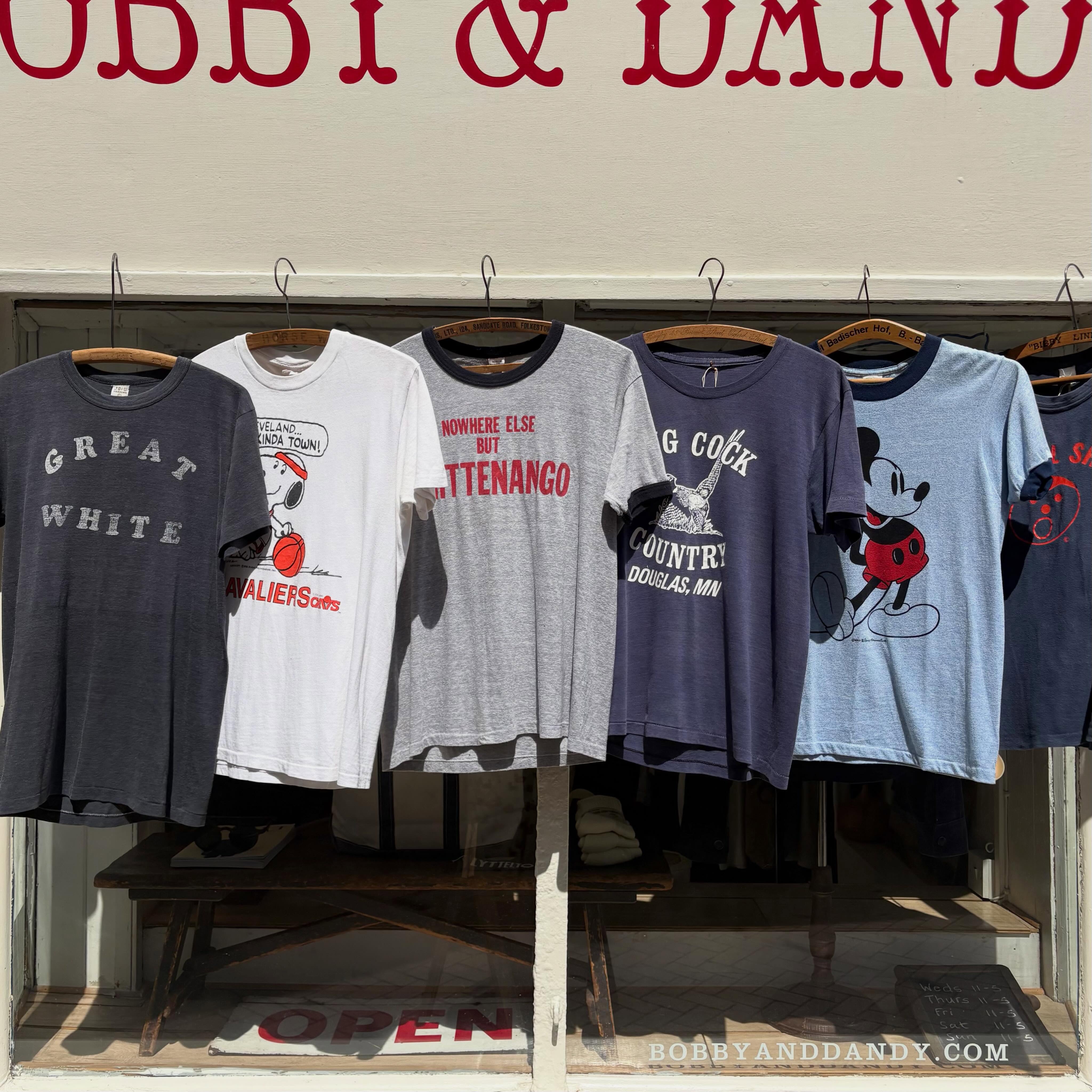 Open all Bank Holiday weekend, Friday- Monday 11-5 ✌🏻
The sun is shining here by the sea and we have a great selection of original vintage 1970s & 1980s tees! These paper thin, single stitch, faded and ringer tee- shirts are the perfect pieces to do the heatwave in style.
bobbyanddandy.co.uk
#vintageringer #singlestitchtshirt #singlestitch #vintagepaperthin #vintageteeshirts