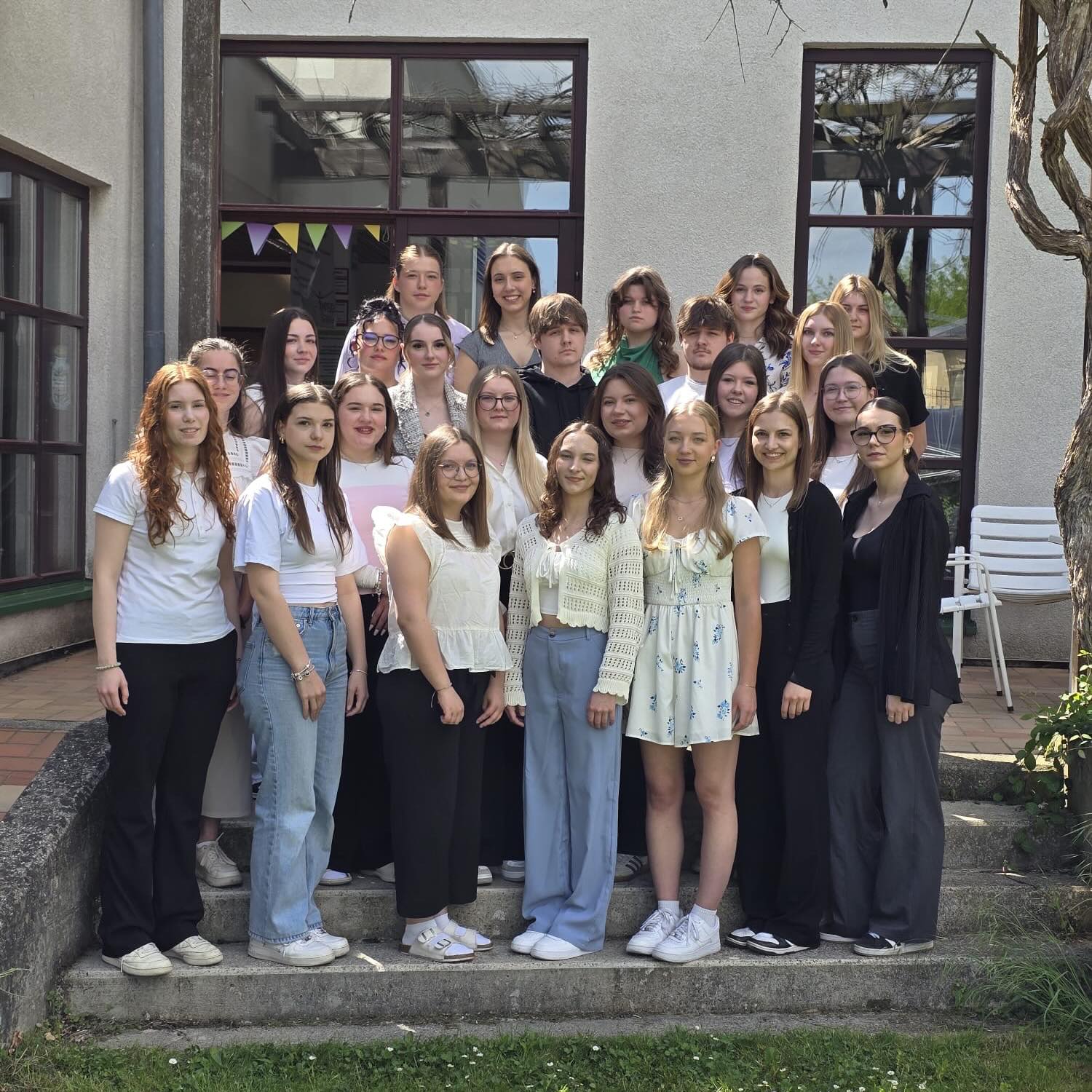 Unsere Maturant*innen heute bei der Bekanntgabe der Ergebnisse der schriftlichen Reife- und Diplomprüfung. Es konnte einige gute Ergebnisse erzielt werden. Alle nicht so guten Ergebnisse können demnächst bei den Kompensationsprüfungen ausgebessert werden. 📚📖🎓