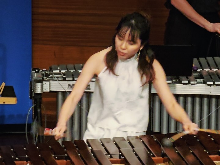 🇦🇺Love these marimba works !! : White pines by @michael.burritt / Wind in the Bamboo Groove by @marimbist.keiko
My preparation process leading up to the concert was perfect. I explored many new techniques and was able to deepen my sound. I also had it fully memorized in a good way, which I was really happy about. Thanks to that, I was able to grasp a really great feeling for playing in the concert. I've never experienced this feeling before, and I'm so happy.
A big thank you to Dr. Paul @paultperc and the University Western Australia @uwamusic for inviting me and bringing this together. It was a joy to share music and make it more wonderful with your wonderful students, Piñata. With each rehearsal, the sound deepened and so did our connection. Thank you all @pinata_percussion 🤝 Also, the big smiles from everyone who came to the concert made my day! 🥰
This was definitely one of my best concerts ever. ☺️
Music is powerful !❤️🩹
I’ll post full music video on YouTube soon. Stay tuned !😊
📸 @adamtanpercussion @johnbro Thanks🙂↕️
Mallets : @kolbergpercussion
---
Michael Burritt 氏のアンサンブル曲『White Pines』、安部圭子先生のソロマリンバ作品『竹林』を演奏しました。大好き😭
コンサートに向けた準備はもう完璧だった!たくさんの新しい技術を習得して音色も追求できました。暗譜も完璧だった(嬉)そのおかげで、本番もすごくいい感覚で演奏することができました。こんな感覚は初めてで、本当に嬉しい😌
この機会をくださり、実現してくださった ポール先生 @paultperc と西オーストラリア大学 @uwamusic に、心から感謝しています。そして、素敵な学生のみなさん @pinata_percussion と一緒に演奏できたこと、とても楽しかったです。リハーサルを重ねるごとに音楽が深まっていって、同時にお互いのつながりも強くなっていきました。学生のみなさん、ありがとうございました!
そして、会場に足を運んでくださったみなさんのあたたかい笑顔にも心が満たされました🥰
今回のコンサートは、これまでで一番良かったと思える演奏のひとつになりました☺️音楽最高だな!!❤️🩹
フルの演奏動画は、近いうちにYouTubeにアップする予定です。
ぜひ楽しみにしていてください 😊