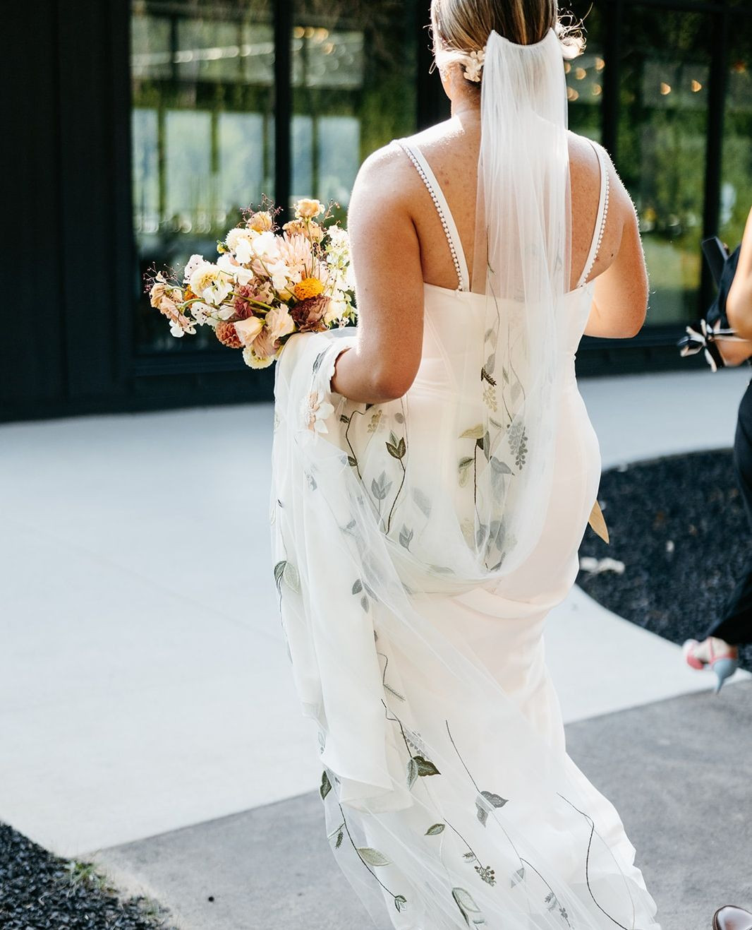 A moment for the veil. â
â
Beauty: @ladyvampartistryâ
Cake/Desserts: @cookie.cruiserâ
Catering: @rivervalleycateringâ
Entertainment: @harmonydjentertainmentâ
Floral: @reverie.floral.designâ
Photographer: @katherine.bowesâ
Planning + Design: @jennaculleyeventwsâ
Rentals: @lineneffectsâ
Venue: @woodsandcoweddings