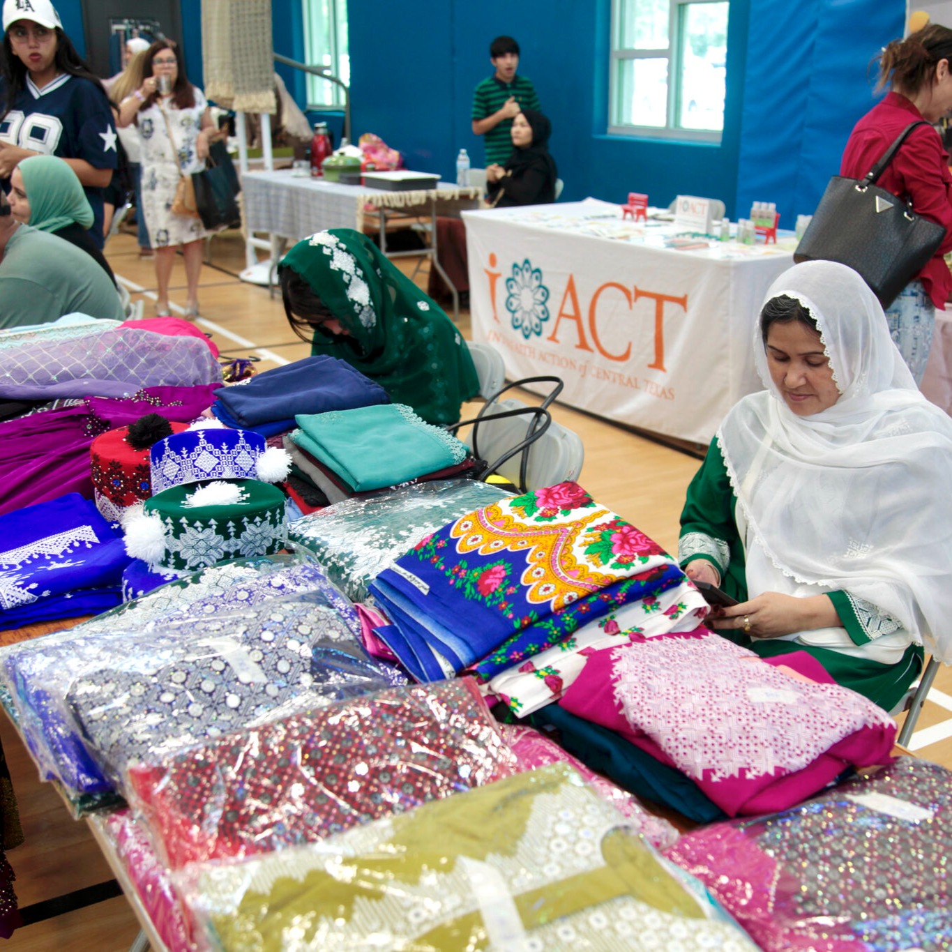The North Austin YMCA joined @globalimpactinitiative in celebrating moms recently with a Refugee Arts and Crafts Bazaar.
The community event featured the work of refugees from several parts of the world who have recently settled in Austin. The artisans showcased handmade goods, clothing, and homemade traditional foods.
“These incredibly talented men and women are trying to rebuild their lives through entrepreneurship, drawing from their unique cultural heritage,” said Anjum Malik, CEO of Global Impact Initiative. “We know Austin is a welcoming community that shows its support for those in need, and we encourage everyone to come learn more about these cultures and these people by celebrating their artistic craftsmanship.”
One hundred percent of the proceeds went directly to the vendors. @greateraustinymca