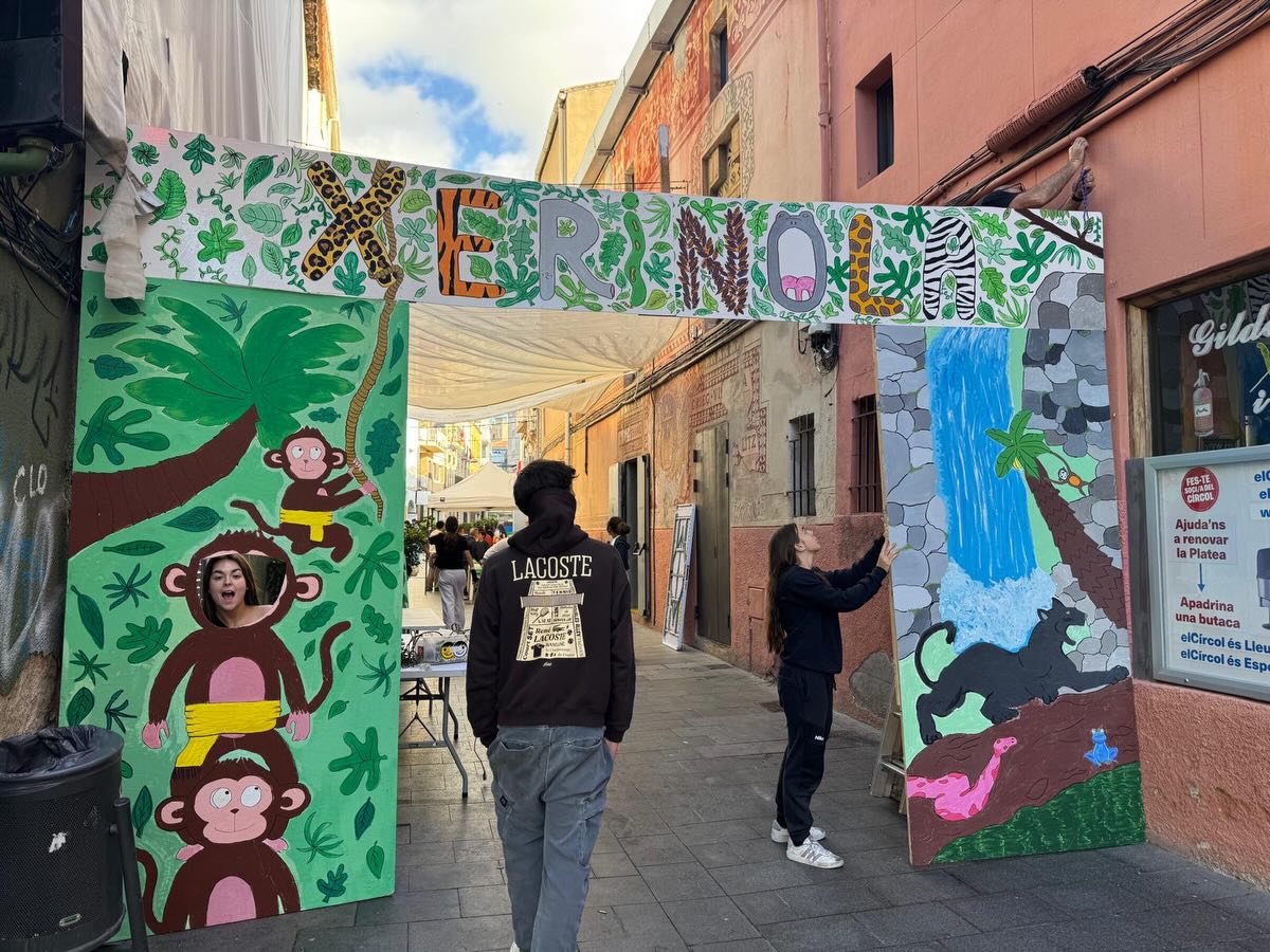 👣El 17 de Maig al Carrer Sant Anastasi es va omplir el carrer amb ple de somriure i il·lusió de la gent de Badalona que va venir a gaudir dels jocs i activitats de la Xerinola.
🎉Va ser un dia alegre, popular, de vida al carrer i que cada any és possible gràcies a l'esforç, organització i entusiasme de les persones de l'entitat que s'hi deixen la pell i el cor!
💙Les paradetes com el TAM, el racó de petits, el tirafitxes i la nova incorporació de bales volen, són petits racons on diferents persones implicades al llarg de molts anys sempre han tingut la voluntat de fer de la Xerinola un dia especial i emocionant per a tothom que s'hi apropa.
💜A més a més, aquest any, les monitores i monitors vam voler penjar una sèrie de tres murals, fets per nosaltres, situats al llarg del carrer sobre la història de l'antifeminisme i el significat i la gravetat del terme de la masclosfera.
Gràcies per venir i fins la propera!!!😊😊