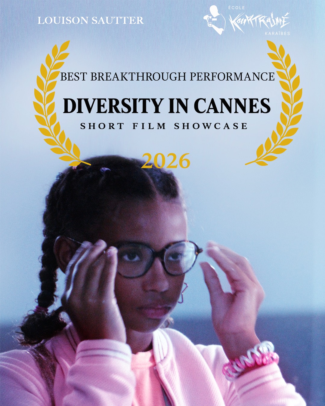 🎥 🏆 𝙋𝙧𝙞𝙭 𝙙𝙚 𝙡𝙖 𝙧𝙚́𝙫𝙚́𝙡𝙖𝙩𝙞𝙤𝙣 𝙛𝙚́𝙢𝙞𝙣𝙞𝙣𝙚 𝙥𝙤𝙪𝙧 𝙇𝙤𝙪𝙞𝙨𝙤𝙣 𝙎𝙖𝙪𝙩𝙩𝙚𝙧 𝙖𝙪 𝙁𝙚𝙨𝙩𝙞𝙫𝙖𝙡 𝘿𝙞𝙫𝙚𝙧𝙨𝙞𝙩𝙮 𝙞𝙣 𝘾𝙖𝙣𝙣𝙚𝙨
Bravo à 𝗟𝗼𝘂𝗶𝘀𝗼𝗻 et à toute l'équipe du court métrage 𝘓𝘦𝘴 𝘉𝘰𝘶𝘵𝘴 𝘊𝘢𝘴𝘴𝘦́𝘴, réalisé au sein de l'École Kourtrajmé Karaïbes
𝗟'𝗲́𝗾𝘂𝗶𝗽𝗲 𝗱𝗲𝗿𝗿𝗶𝗲̀𝗿𝗲 𝗹𝗲 𝗽𝗿𝗼𝗷𝗲𝘁
Ce drame de 17 minutes est le fruit d'un travail collectif intense :
• Écrit par : 𝗞𝗲́𝘃𝗶𝗻 𝗙𝗿𝗮𝗶𝗿
• Réalisé et monté par : 𝗝𝗮𝗱𝗲 𝗔𝗻𝗱𝗿𝗶𝘃𝗼𝗻, 𝗟𝗮𝘂𝗿𝗮 𝗖𝘂𝘃𝗶𝗹𝗹𝗶𝗲𝗿, 𝗖𝗹𝗲́𝗺𝗲𝗻𝘁𝗶𝗻𝗲 𝗗𝗮𝗺𝗶𝗰𝗼, 𝗥𝗲́𝗴𝗶𝘀 𝗠𝗮𝗿𝘁𝗼𝗻 𝗲𝘁 𝗦𝗮𝗺𝘂𝗲𝗹 𝗥𝗼𝘂𝘀𝘀𝗮𝘀
• Musique originale : 𝗝𝗲́𝗿𝗲́𝗺𝗶𝗲 𝗣𝗼𝗻𝘀𝗮𝗿
• À l'écran : 𝗣𝗮𝘁𝗿𝗶𝗰𝗲 𝗧𝘂𝗿𝗹𝗲𝘁, 𝗠𝗲𝗿𝘆𝗹 𝗥𝗮𝗸𝗼𝘁𝗼, 𝗣𝗲𝗴𝗴𝘆 𝗪𝗶𝗹𝗹𝗶𝗮𝗺 𝗲𝘁 𝗖𝗶𝗻𝗱𝘆 𝗥𝗶𝗰𝗵𝗮𝗿𝗱
• Équipe technique : 𝗧𝗲𝗱𝗱𝘆 𝗔𝗹𝗯𝗲𝗿𝘁 (DP)
Un immense merci au responsable de la session Réalisation-Postproduction, 𝗙𝗮𝗯𝗿𝗶𝗰𝗲 𝗣𝗶𝗲𝗿𝗿𝗲, ainsi qu'à 𝘁𝗼𝘂𝘀 𝗻𝗼𝘀 𝗽𝗮𝗿𝘁𝗲𝗻𝗮𝗶𝗿𝗲𝘀 qui rendent ces aventures possibles.
Félicitations à toute l'équipe pour ce prix prestigieux !
.
.
.
#KourtrajmeKaraibes #LesBoutsCasses #Cannes2026 #DiversityInCannes #CinemaAntillais #CourtMetrage #France2030