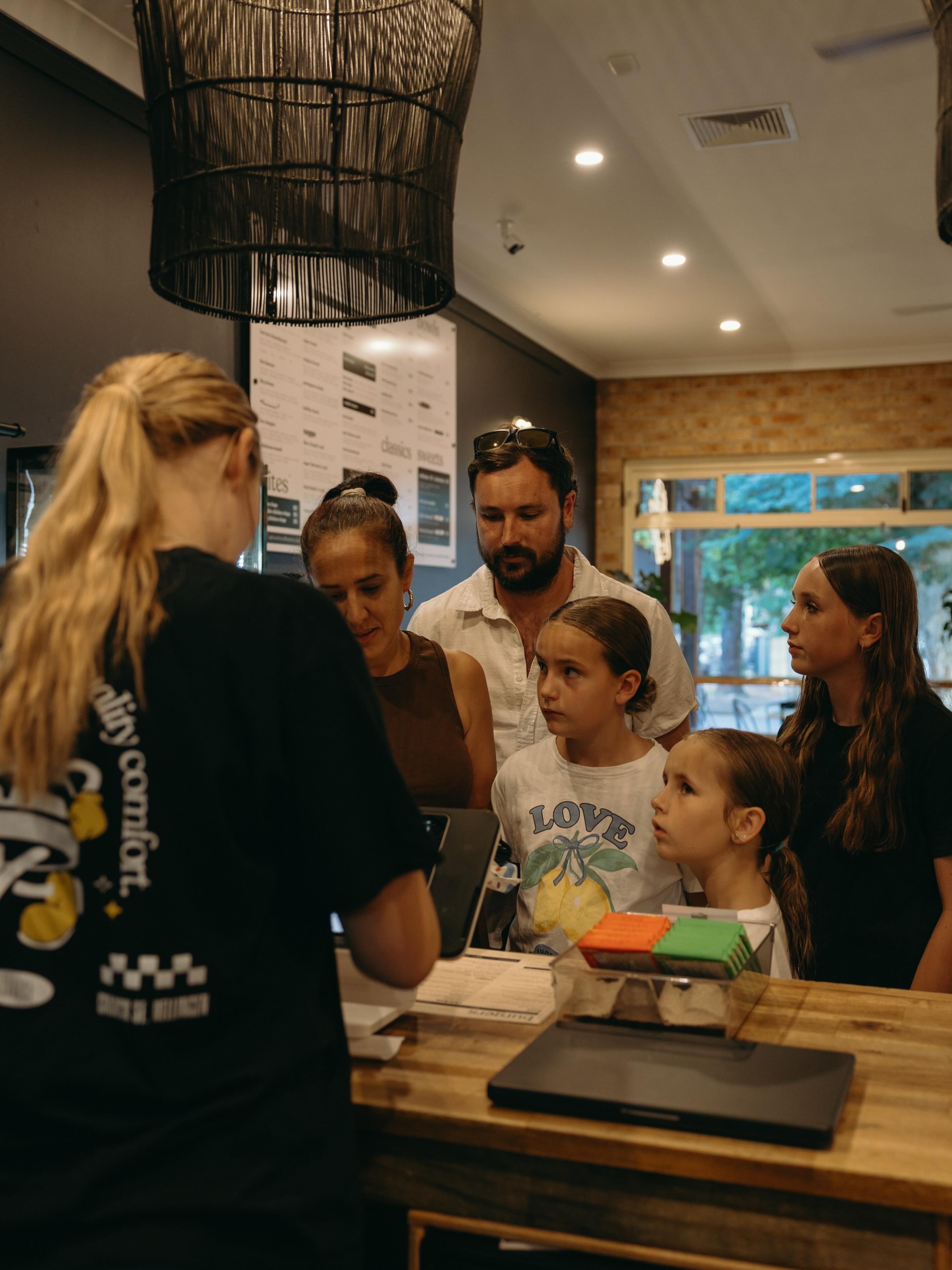 Dinner plans? Choose your own adventure — Bring the whole fam in, or stay cosy at home. Either way, we have all your comfort cravings sorted.
Delivering from 5pm
Order via link in bio or call
6655 1132
#burgers #burgershop #comfortfood #orderin #familynight