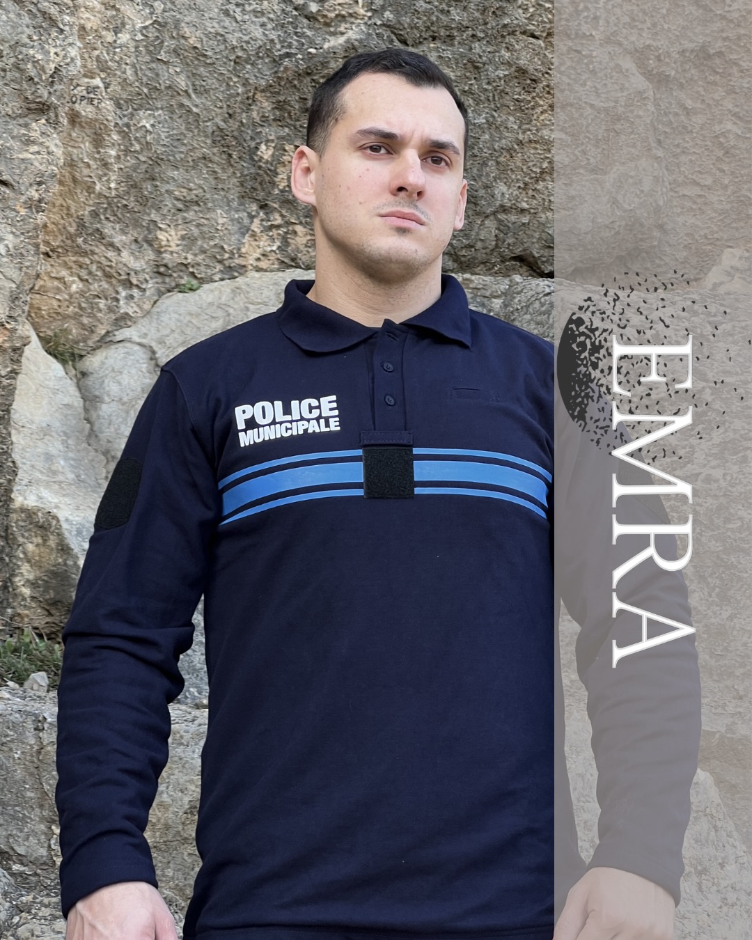 Un uniforme du quotidien conçu pour faire face aux risques réels. Polo anti-couteau EMRA.
#emraarmement #policemunicipale #gendarmerie #douane #securite