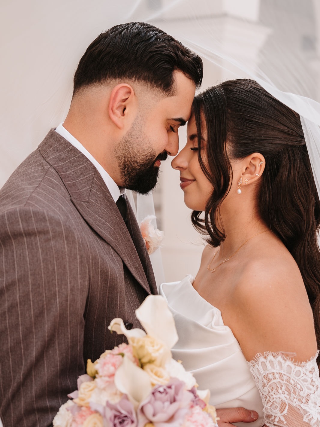 Selin & Ömür ✨💍
Ich durfte die beiden an ihrem standesamtlichen Hochzeitstag im Wittelsbacher Schloss begleiten — voller Vorfreude, Emotionen und ganz vieler ehrlicher Momente. 🤍✨
Ich bin jedes Mal aufs Neue dankbar, wenn ich solche Tage begleiten und all die echten, emotionalen Momente für die Ewigkeit festhalten darf.
Danke für euer Vertrauen — es war so schön, ein Teil davon zu sein. 🤍