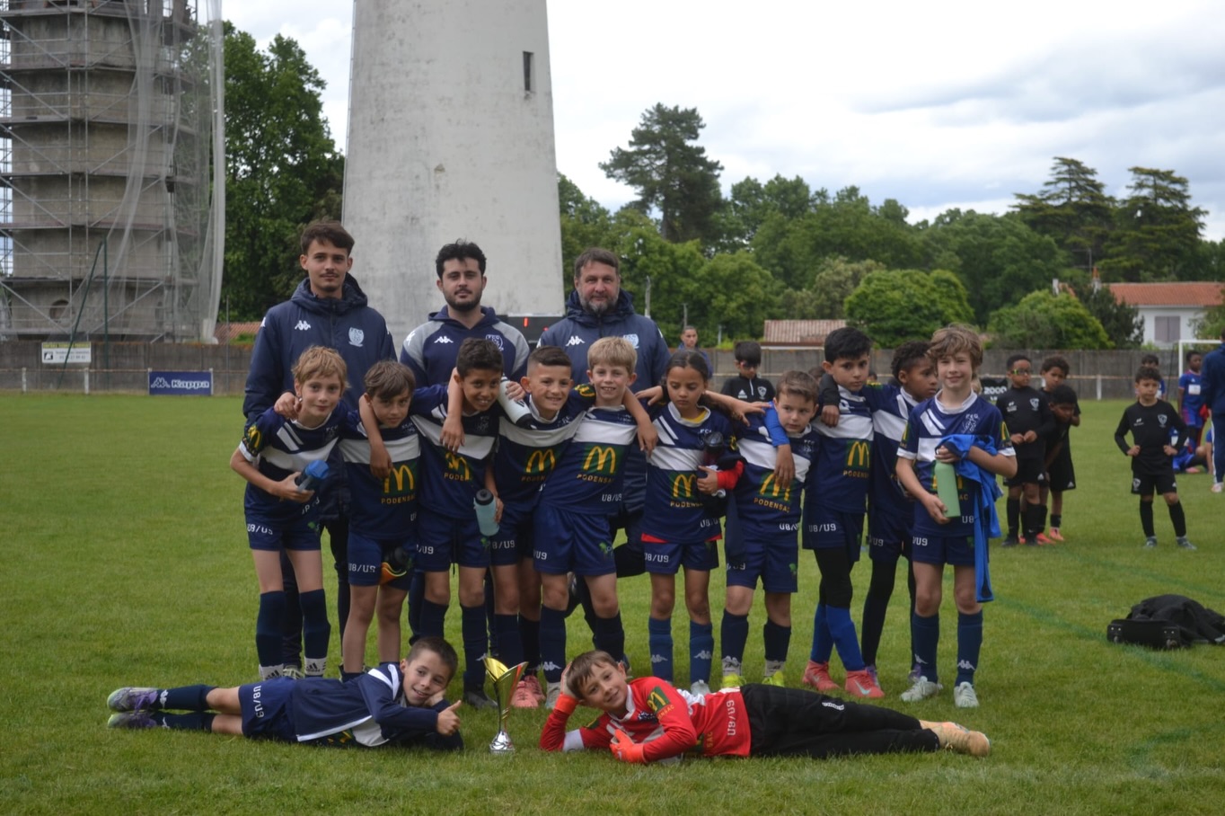 💙🤍 Retour en images sur le Tournoi des Gravillons 2026 ! ⚽🏆
Samedi, nos U9 ont vécu une magnifique journée de football au stade municipal de Podensac 👏
Des sourires, du plaisir, des encouragements, des buts et surtout beaucoup de passion tout au long de cette belle journée dédiée aux plus jeunes 💪⚽
Merci à tous les clubs présents, aux éducateurs, bénévoles, arbitres, familles et supporters qui ont contribué à faire vivre cette édition 2026 dans un superbe état d’esprit 💙
Le football des enfants dans ce qu’il a de plus beau 🙌
📸 Photos : Marie Gelder
#FCG #TournoiDesGravillons #U9 #PlusQuUnClubUnEspritDeFamille