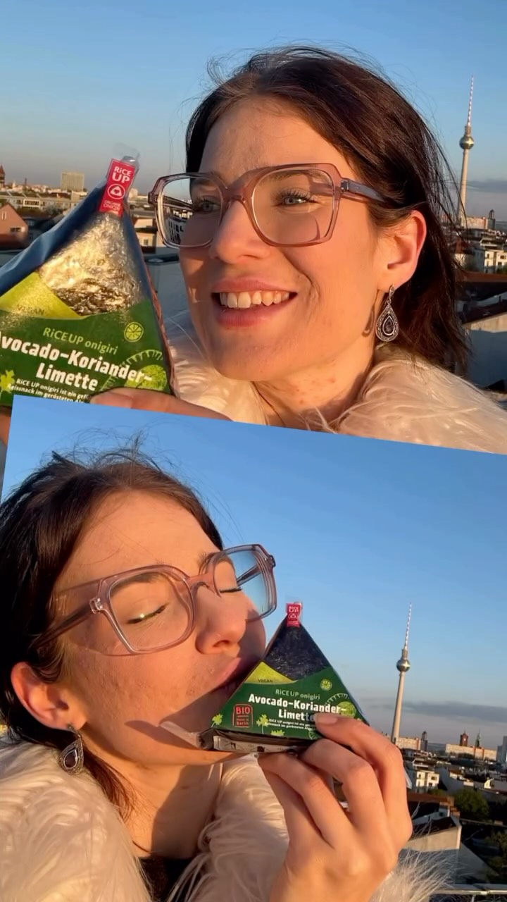 Foodcrush: ONIGIRI. 🍙💚
Wenn der Snack so gut ist, dass aus „nur kurz probieren“ direkt große Gefühle werden.
RiCE UP ist Teil von Berlin isst anders und geht in eine neue Woche — also steppt in euren nächsten Biomarkt, schnappt euch frische Onigiri und verliebt euch ein bisschen mit.
Onigiri mit viel Liebe zum Detail gefüllt, frisch aus unserer Berliner Manufaktur. Und schneller. Und ziemlich crushwürdig.
#RiCEUP #BerlinIsstAnders #Onigiri #BioSnack #SnackCrush
www.berlin-isst-anders.de/finde-deinen-food-crush