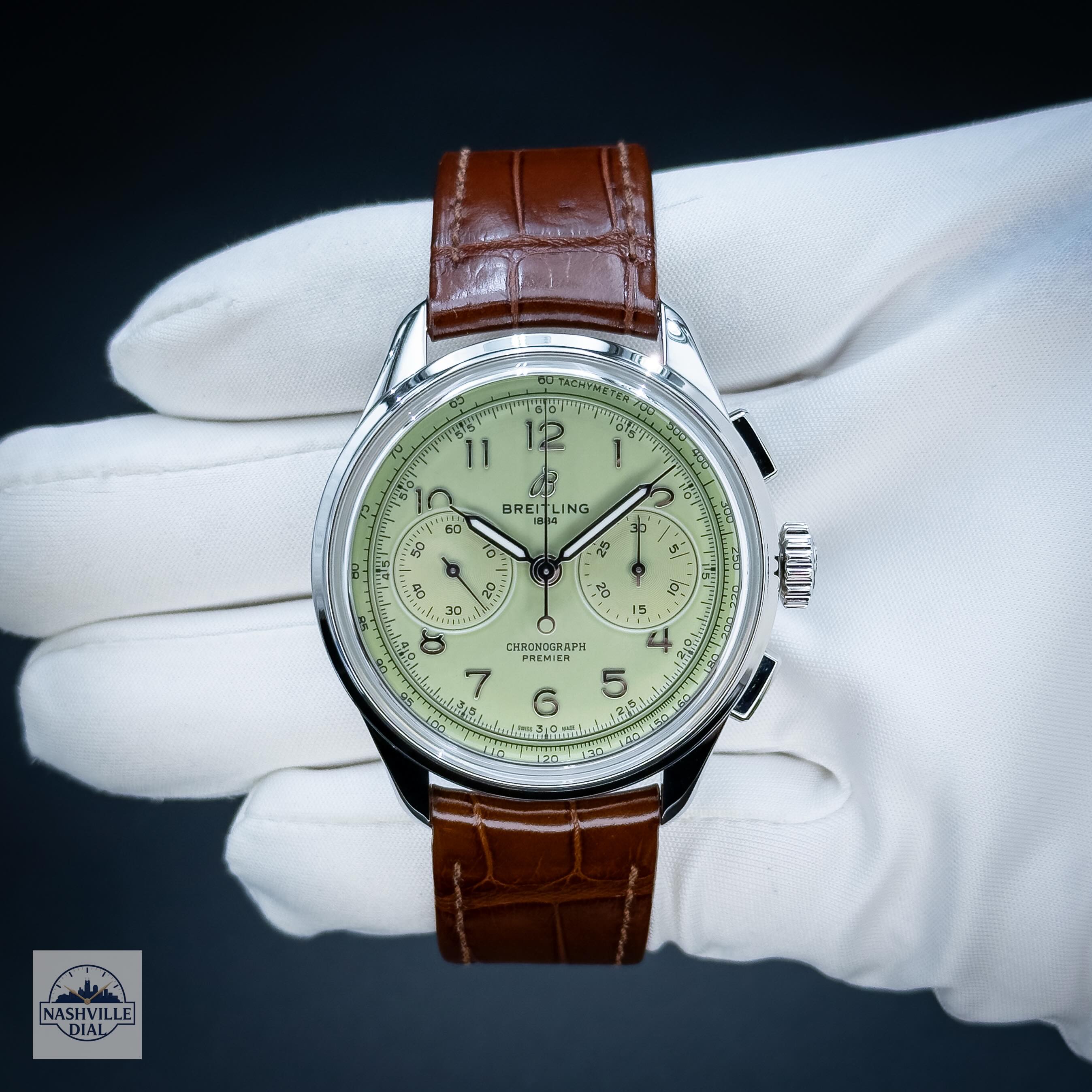 SOLD. This Breitling Premier B09 Chronograph 40 ref. AB0930D31L1P1 combines vintage-inspired proportions with one of the best dial colors Breitling has released in years. The pistachio green dial, hand-wound manufacture B09 movement, and clean bi-compax layout give this piece a perfect balance of elegance and character.
#breitling #breitlingpremier #premierb01 #ab0930d31l1p1 #luxurywatches