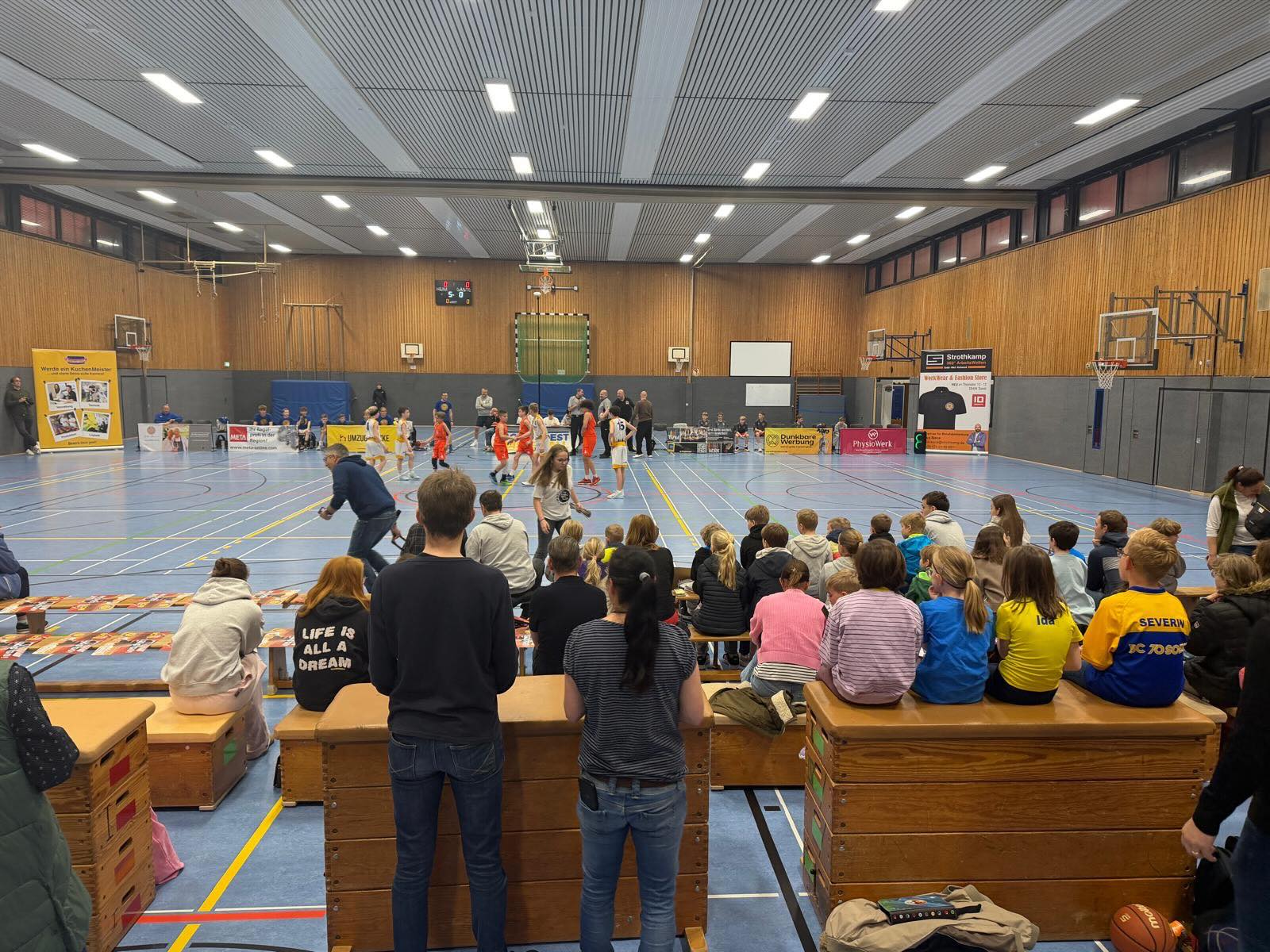 Throwback zum Final Four unserer U12 🏀🔥
Schon ein bisschen her, aber die Erinnerungen an den 25./26.04. bleiben. Zwei Tage voller Emotionen, Teamgeist, Kampf und unvergesslicher Momente.
Mega stolz auf das, was die Jungs als Team gezeigt haben 💪💙
#throwback #basketball #finalfour #nrw #bc70soest