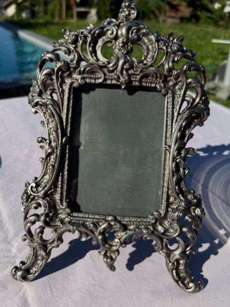 Grand et ancien cadre à poser style rocaille en fonte .
Le cadre est passer au polissage mat et brillant sur les arrêtes et vernis pour une bonne conservation .
Hauteur : 28 cm
Largeur : 17 cm
Poids : 1,04 kg
Très joli cadre , super déco et de belles dimensions.
🛒 prix et disponibilité dans la boutique en ligne .
#antiquites #cadrephoto #rocaille #decoration