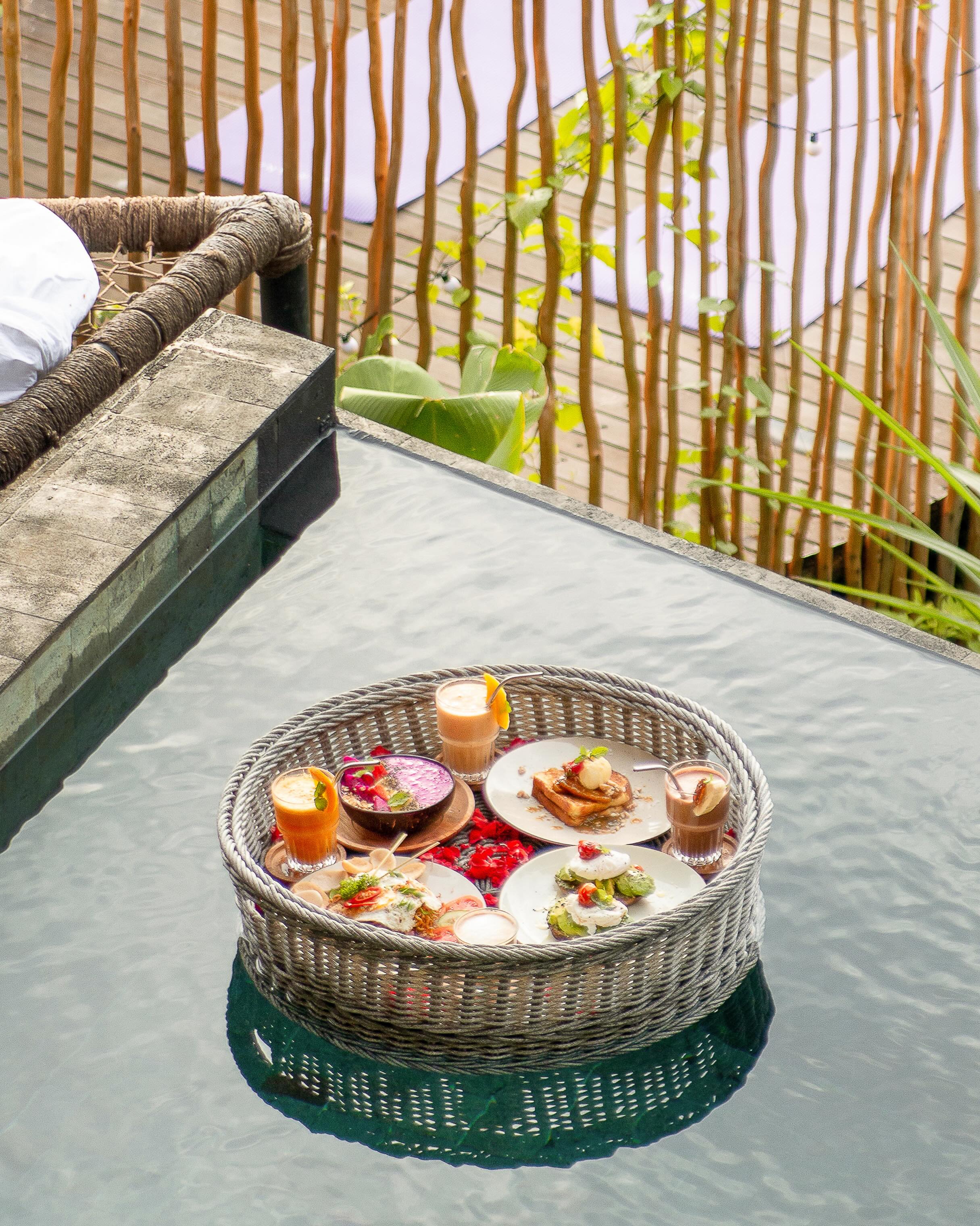 Floating breakfast goals! 🍹
This is what mornings look like at Avana Bamboo Villa, full of yummy food and amazing vibes. Ready to wake up to this view?
Book your escape to Avana Bamboo Villa now! ✨