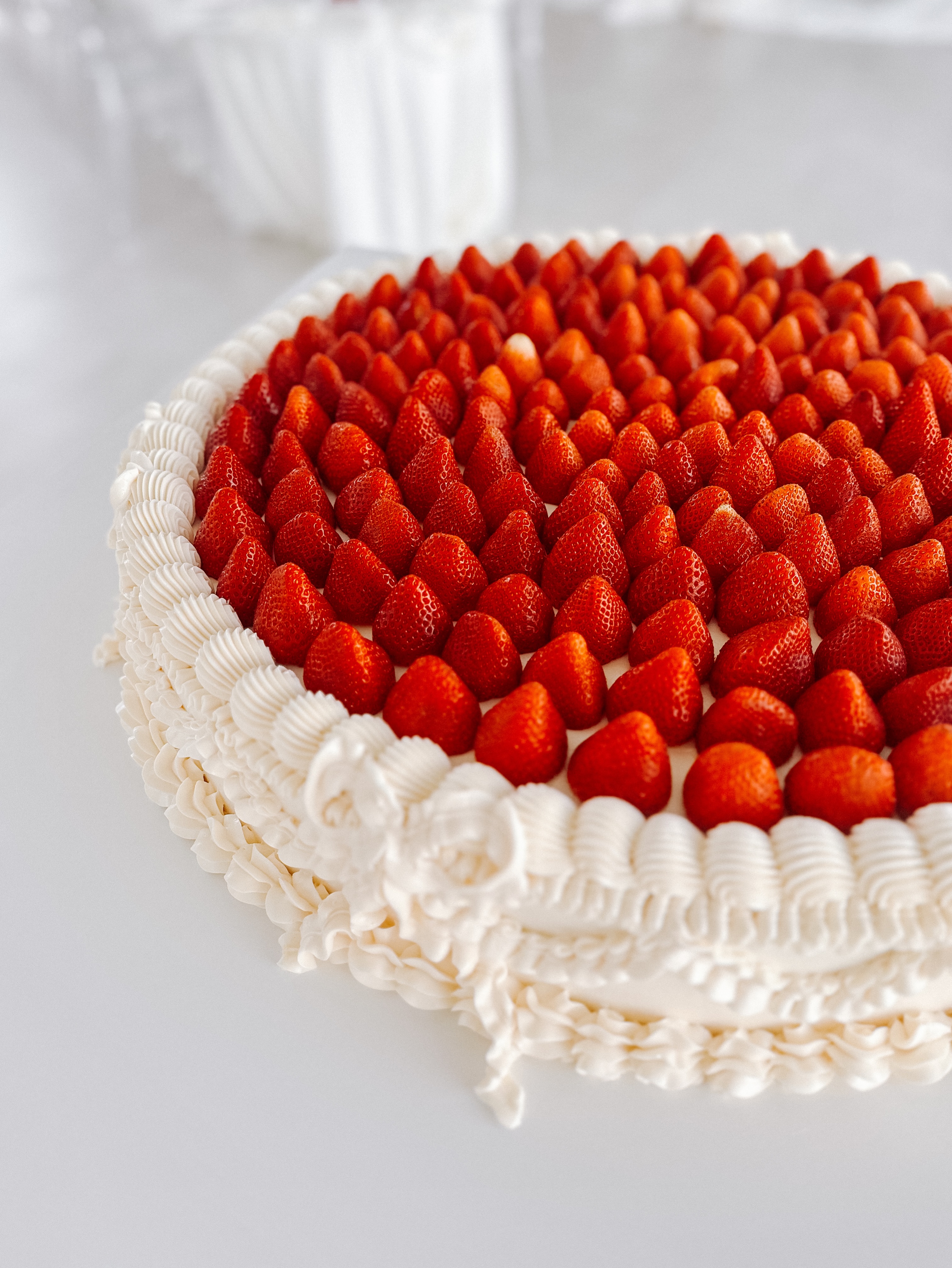 To the brides dreaming of that giant strawberry cake moment… 🍓🤍
We are SO ready to make more of these beauties.
600mm of delicious drama, fresh strawberries, and main character energy ✨
Manifesting that every bride who needs one sees this post 👰🏻♀️🍰