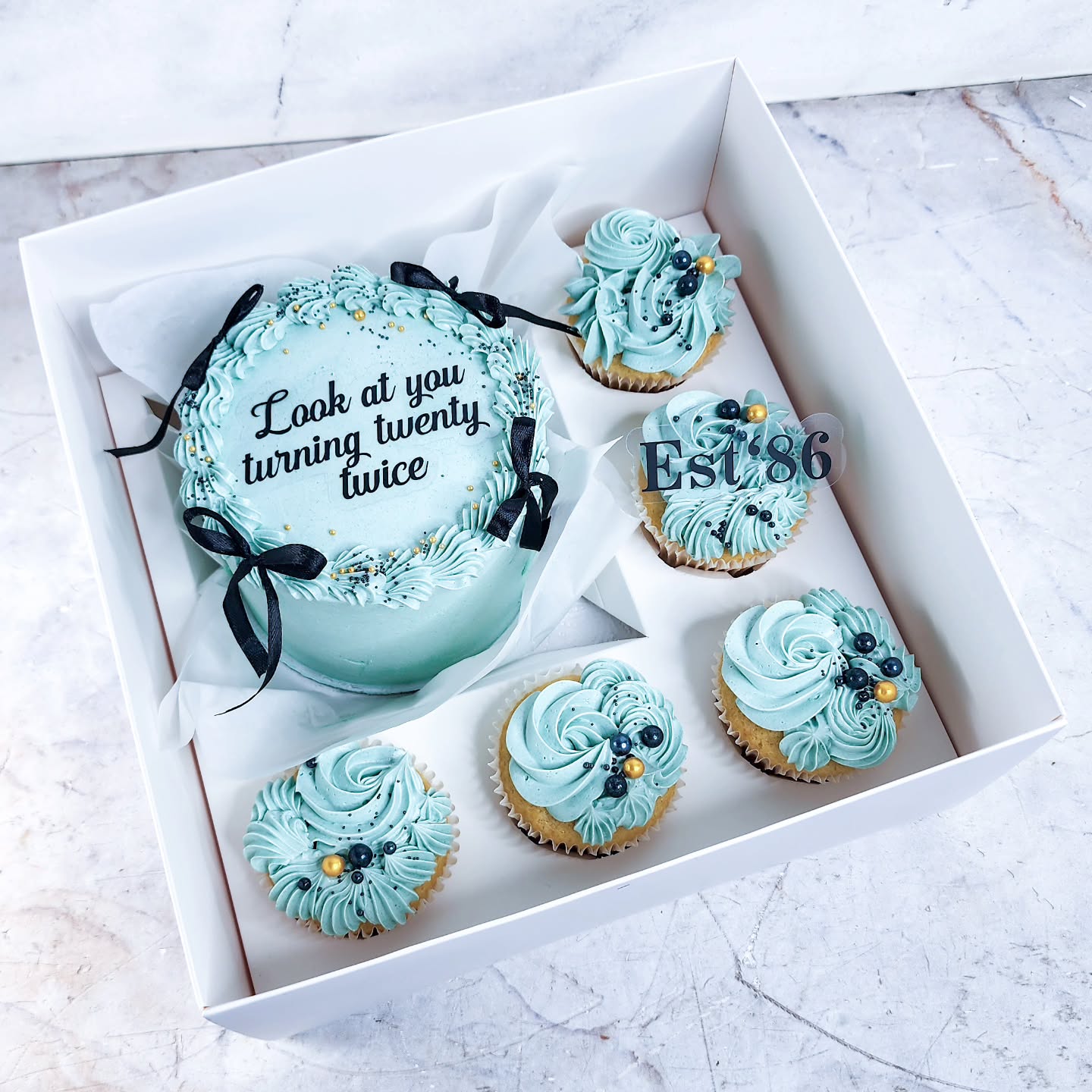 Turning 20 Twice ๐ฅณ
5" - 2 layer cake and cupcakes is a lovely sage green color tone
#40thbirthdaycake
#bentocakeset
#SageGreen
#cakesofinstagram
#Marlenebakes