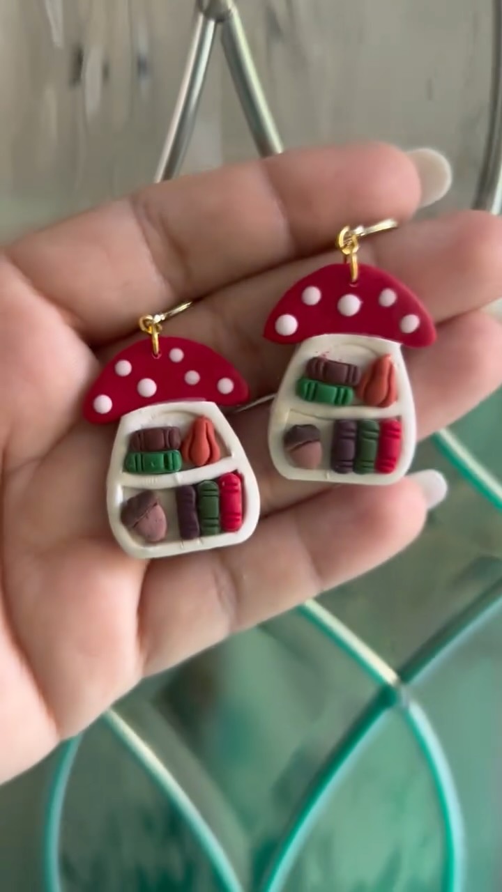 Polymer clay mushroom bookshelves are a vibe this spring & summer. 🍄