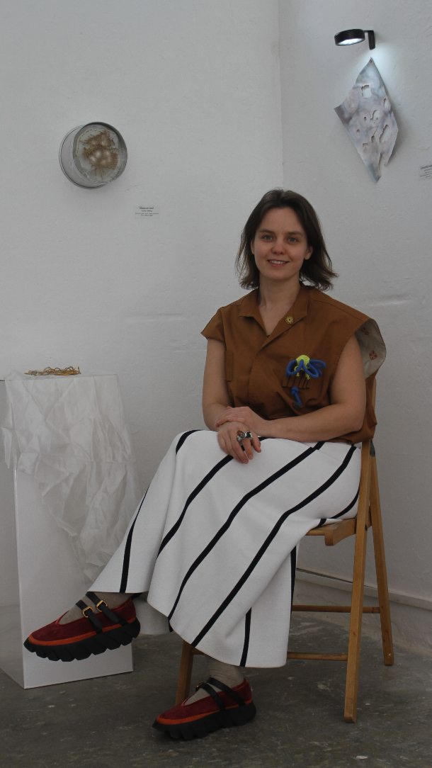 Marina Remova at Interwoven, a collective exhibition at @filet_space in London.
Bio:
After working across international business operations in fashion, brand licensing and sustainability where she discovered a strong interest in systems thinking, cooperation and cross-cultural collaboration, in 2025 she shifted towards a research-based artistic practice at the intersection of art, ecology, and science.
Originally from Moscow, she has lived in several countries in recent years, experiencing what she calls ‘nomadfulness’ – an intuitive movement across places and contexts.
Her current work explores how natural structures – particularly mycelial and ecological networks – can offer alternative models for co-creation, partnership and community building. Through her practice, she proposes an architecture of dialogue, investigating how artistic practice can reveal the invisible connections that shape both human and non-human forms of collaboration.
🌸 Read her full interview on our website.