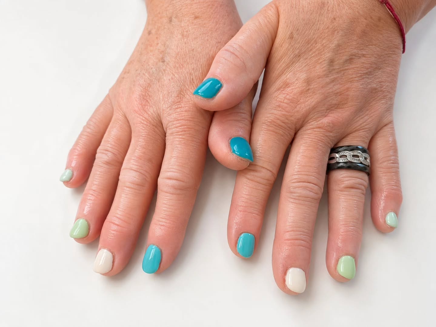 ✨💅 Une touche de couleur, une touche d’élégance 💅✨
Parce que chaque détail compte, osez une manucure fraîche, lumineuse et pleine de pep’s 🌈
Des couleurs douces et tendances pour sublimer vos mains au quotidien ✨
🌿 Pose colorée
💎 Finition brillante
🖐️ Mise en beauté naturelle et soignée
📍Prenez soin de vous, jusqu’au bout des ongles 💕
#OnglesColorés #Manucure #BeautéDesMains #NailArt #PoseColorée OnglesPastel Beauté NailsInspiration MomentDetente FrenchRivieraStyle