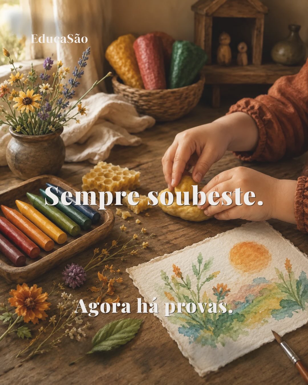 Há coisas que se sabem antes de se conseguir explicar.
Durante anos, os educadores que trabalham com a Pedagogia Waldorf souberam que o canto matinal fazia algo. Que a roda de histórias organizava mais do que a atenção. Que a cera de abelha nas mãos devolvia um estado que nenhuma instrução alcançava.
Sabias. Mas provar era outra conversa.
Daisy Fancourt é epidemiologista na University College London. Não sabemos se conhece Steiner. Não estudou Pedagogia Waldorf. Trabalha com populações e estudos longitudinais que acompanham dezenas de milhares de pessoas durante décadas.
E chegou ao mesmo lugar.
O que os seus dados mostram: as experiências mais poderosas para o desenvolvimento humano ativam em simultâneo movimento, ritmo, emoção, relação e imaginação, não separadas, não em sequência, mas ao mesmo tempo. Com efeitos biológicos reais: cérebros biologicamente mais jovens, menor inflamação, maior longevidade.
Na maioria dos currículos, as artes aparecem depois do essencial: como pausa, como recompensa, como decoração. O canto quando há tempo. O desenho quando o “trabalho” está feito. A brincadeira como intervalo entre “aprendizagens reais”.
Na Pedagogia Waldorf esta lógica está invertida: as artes não complementam o desenvolvimento, são o veículo do desenvolvimento. Não há um currículo a sério e depois as artes. Há um currículo construído sobre a premissa de que o movimento, o ritmo, a criação e a relação são a condição para tudo o resto.
E agora a ciência confirma que essa premissa estava certa.
O problema é que tendemos a olhar para as artes como algo “bonito mas opcional”. A ciência diz o contrário: são uma das formas mais antigas de regulação humana. Não entretenimento. Regulação.
Numa infância saudável, as canções, as histórias, o movimento, a brincadeira simbólica e a criação coletiva não são extracurriculares. São a estrutura.
É por isso que, no Raízes do Ser, não ensinamos como fazer atividades da Pedagogia Waldorf. Ensinamos porquê, e o que acontece dentro da criança quando estão presentes.
Envia SABIAS em mensagem privada e partilhamos o artigo completo. 💛