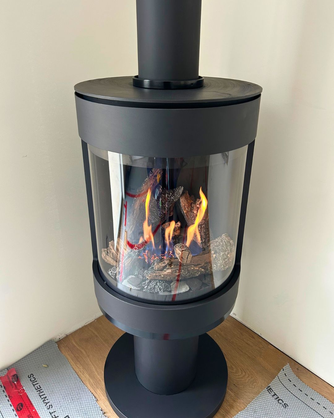 A popular choice for The Heating Source customers, the Enviro S50 Gas Freestanding Stove is available in Painted Metallic Black and Powder Coated Carrara White. It can also be configured with a pole pedestal base, like this one, or a wood storage base for a more traditional style.
@envirofireplaces
#theheatingsource #gasfireplace #gasstove
