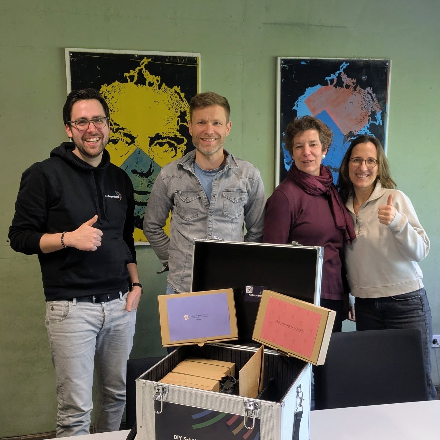 Es macht mich wirklich stolz, dass eine Schulpreis-Trägerschule mit meinen Unterrichtsmaterialien arbeitet.
In einem kurzen Impuls durfte ich zeigen, wie die DIY-Schülerdemonstration im Unterricht funktioniert: nicht als fertiger Aktionstag, sondern als didaktisch gerahmter Weg zu echter Beteiligung.
Genau darum geht es mir: Schüler*innen nicht nur über Demokratie sprechen zu lassen, sondern sie ins Handeln, Entscheiden und Begründen zu bringen.
Danke für das Vertrauen und diese besondere Möglichkeit.