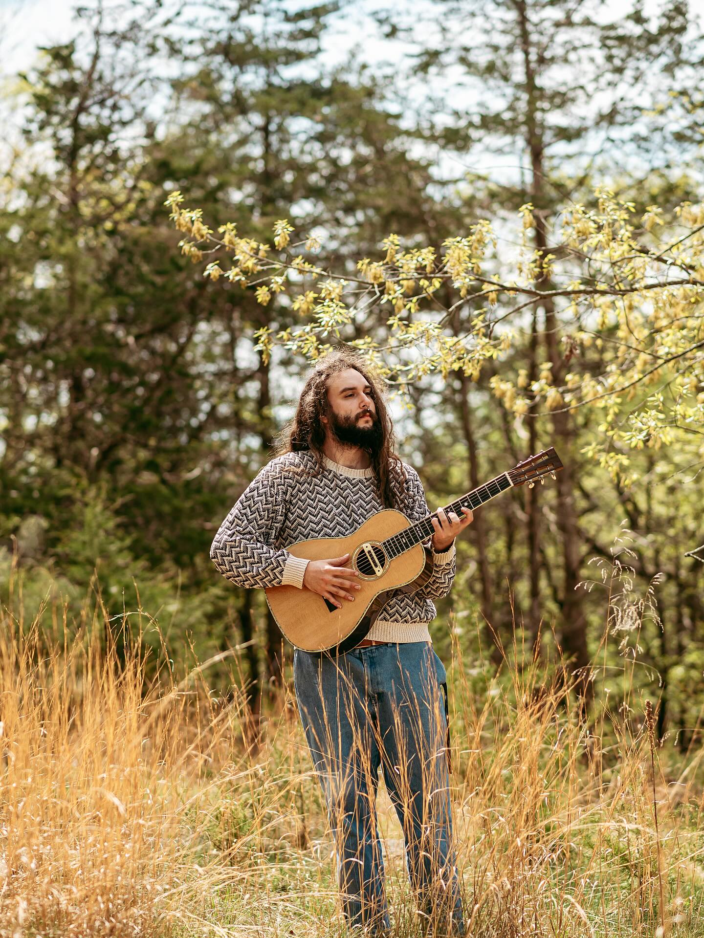I love capturing artists in their element - in the art of their being, doing what they love ✨ I imagine these images as album covers or posters for a show, documentation of a moment in time turned into art that can be used to propel the artist’s forward movement and growth 💗🫶🏻
.
.
.
#virginiaphotographer #vaphotographer #portraitphotographer #harrisonburgphotographer #dmvphotographers