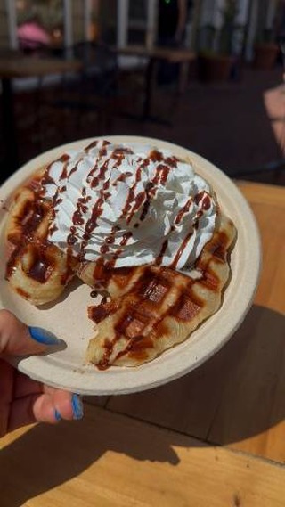 Golden. Buttery. Crispy. ✨
Our new Croffle is made with butter croissant dough, coated in
turbinado sugar, and baked in a waffle iron
for the perfect crunch.
Now serving 🤍