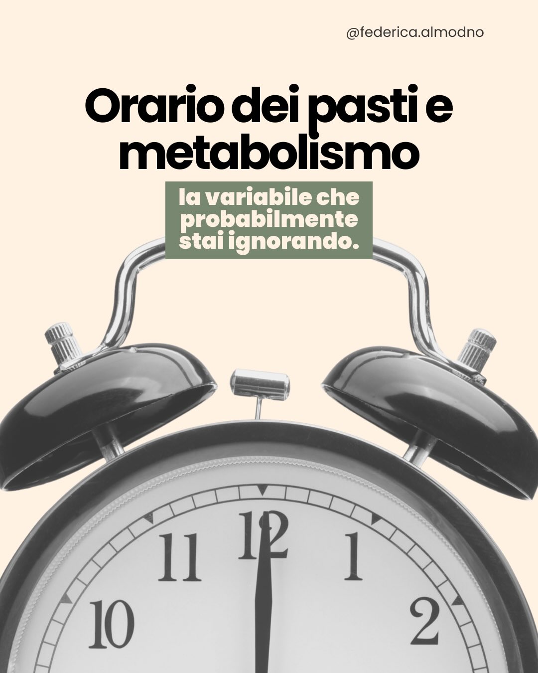 Non conta solo cosa mangi.
Conta anche quando mangi.
Il metabolismo segue ritmi biologici precisi.
E mangiare gli stessi alimenti in orari diversi
può creare risposte completamente diverse.
Energia, glicemia, fame, infiammazione:
il timing cambia tutto.
La crononutrizione non è moda.
È biologia.
Tu a che ora fai il pasto più abbondante della giornata? 👇
#crononutrizione #digiunointermittente #metabolismo #insulina #circadiano