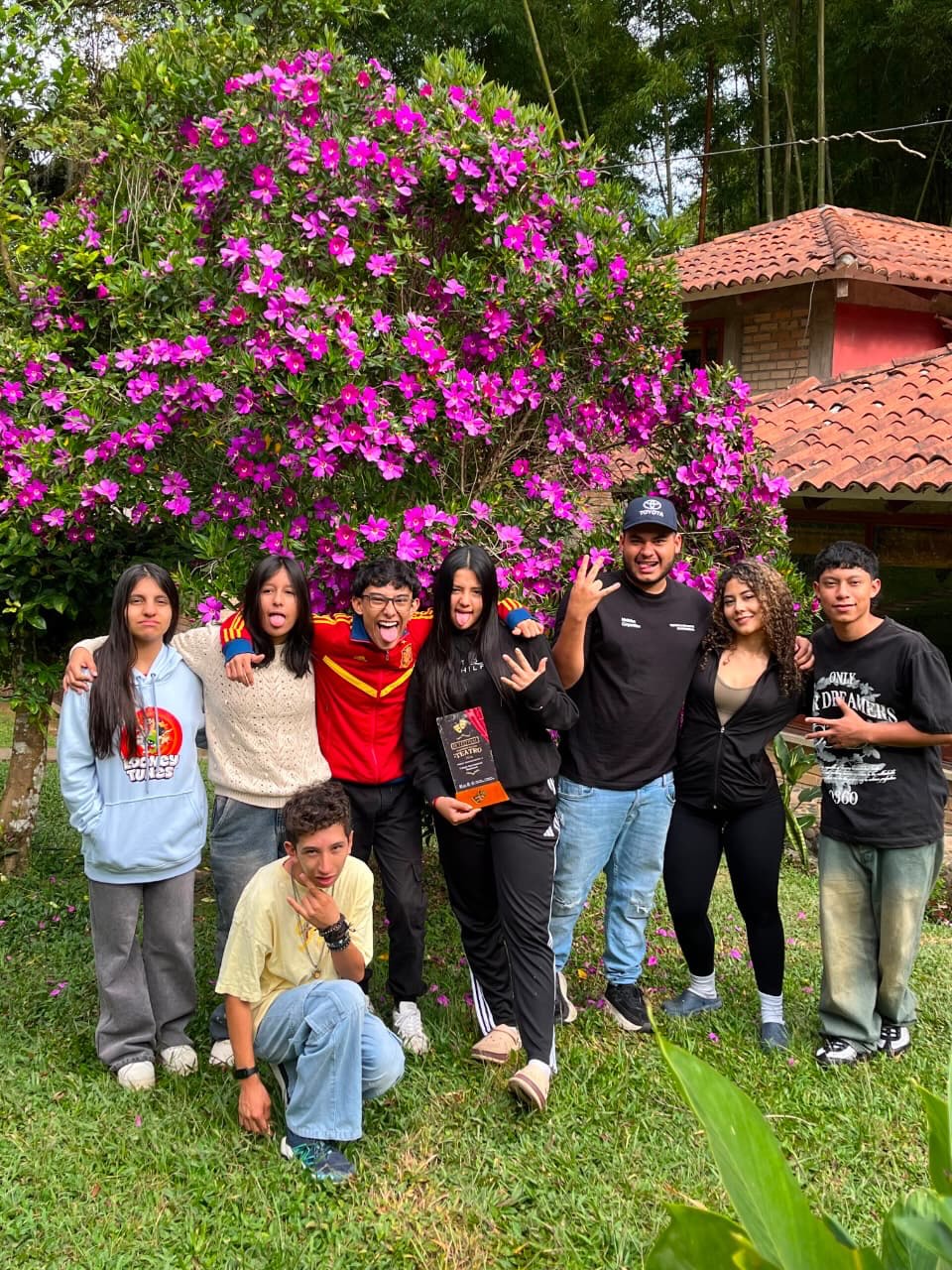 Queridos padres de familia:
Con gran alegría y orgullo queremos compartir una noticia muy especial: nuestros estudiantes fueron galardonados en el Festival de Teatro Unicomfacauca, obteniendo el reconocimiento como Mejor Colegio. Como resultado de este gran logro, recibieron un trofeo que representa el esfuerzo, la dedicación, la disciplina y el compromiso demostrado durante todo este proceso.
Este reconocimiento no solo celebra un resultado final, sino también cada ensayo, cada aprendizaje, cada reto superado y el amor que nuestros estudiantes pusieron en cada presentación. Nos sentimos profundamente orgullosos de su entrega, constancia y talento, que hicieron posible alcanzar este importante logro.
El trofeo estará expuesto en nuestro colegio como un hermoso recuerdo y símbolo de que el trabajo en equipo, la pasión y el compromiso siempre dan frutos. Esperamos que inspire a toda nuestra comunidad educativa y que permanezca como muestra de lo que se puede lograr con dedicación y esfuerzo.