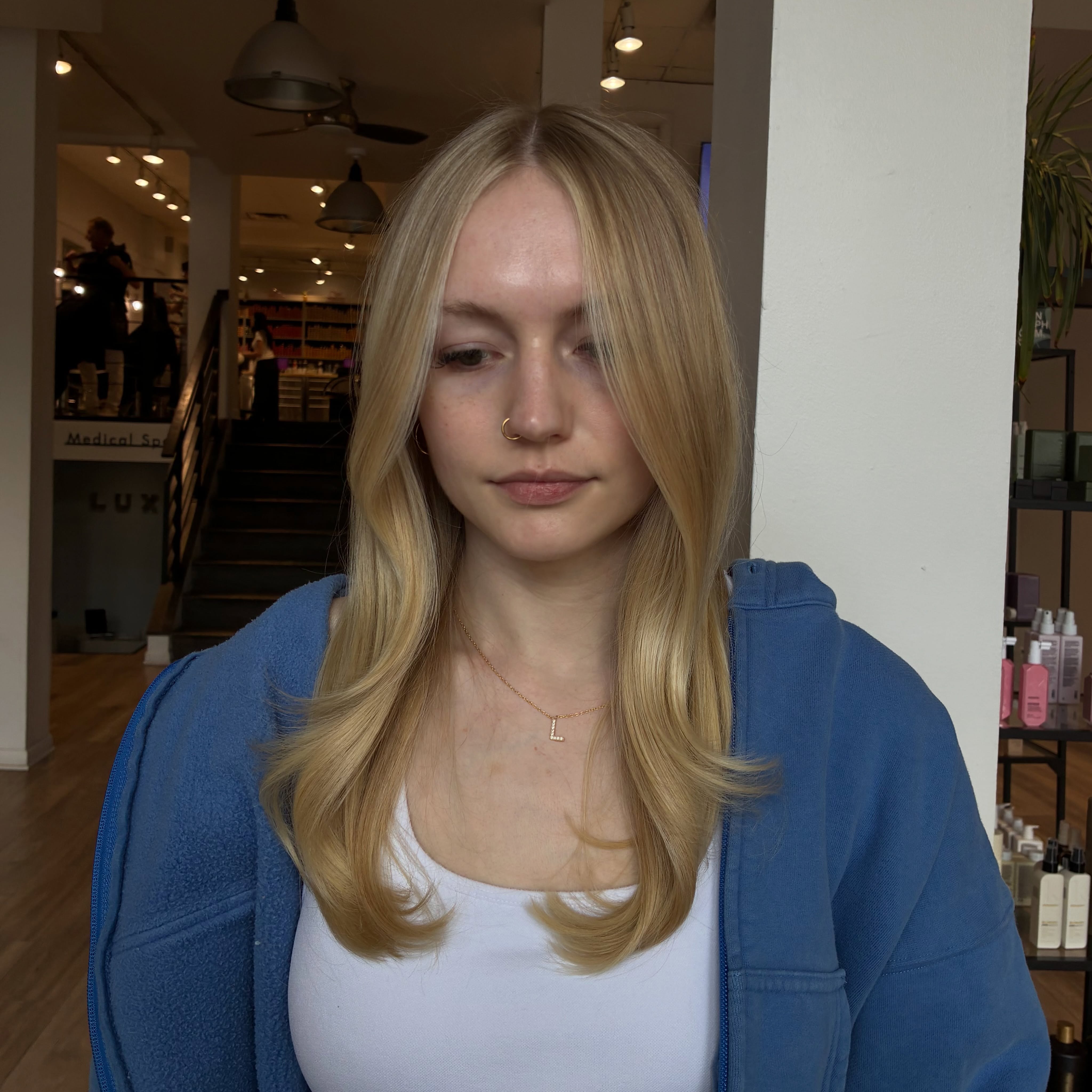 Blonde & Perfectly Blended ✨
We love enhancing beautiful natural hair color! Book your appointment online 24/7 or call the salon and chat with one of our receptionists!
Stylist @marilynaaliyahhair
Color achieved with @wellahairusa
#lakeviewsalons #lincolnparksalons #roscoevillagesalon #robertjeffreylakeview #robertjeffreysalon