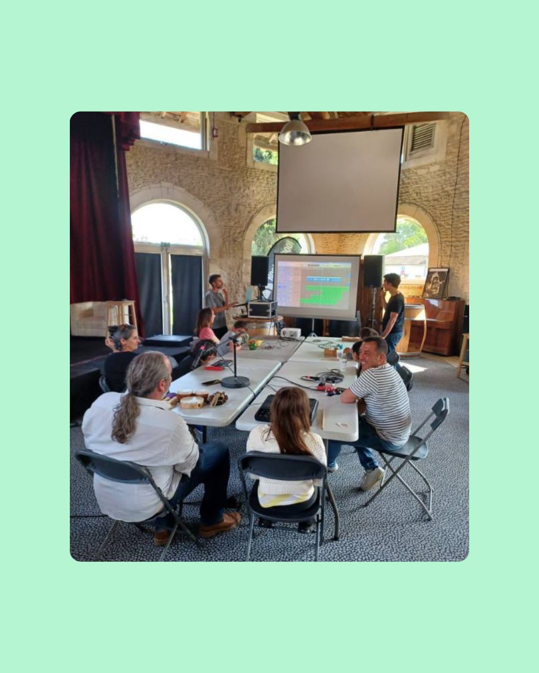 Super moment de création sonore collective parents/enfants, dans le cadre du festival"La Boucle" aux @lesabattoirs16 de Cognac. Boîte à son, légumes connectés, Drum pad, pédales d'effet et micros étaient au rendez-vous pour s'initier aux bases de la composition, s'ouvrir à la MAO, et tout ça en collectif. Merci aux participant.es, ravis d'avoir été là de nouveau cette année !