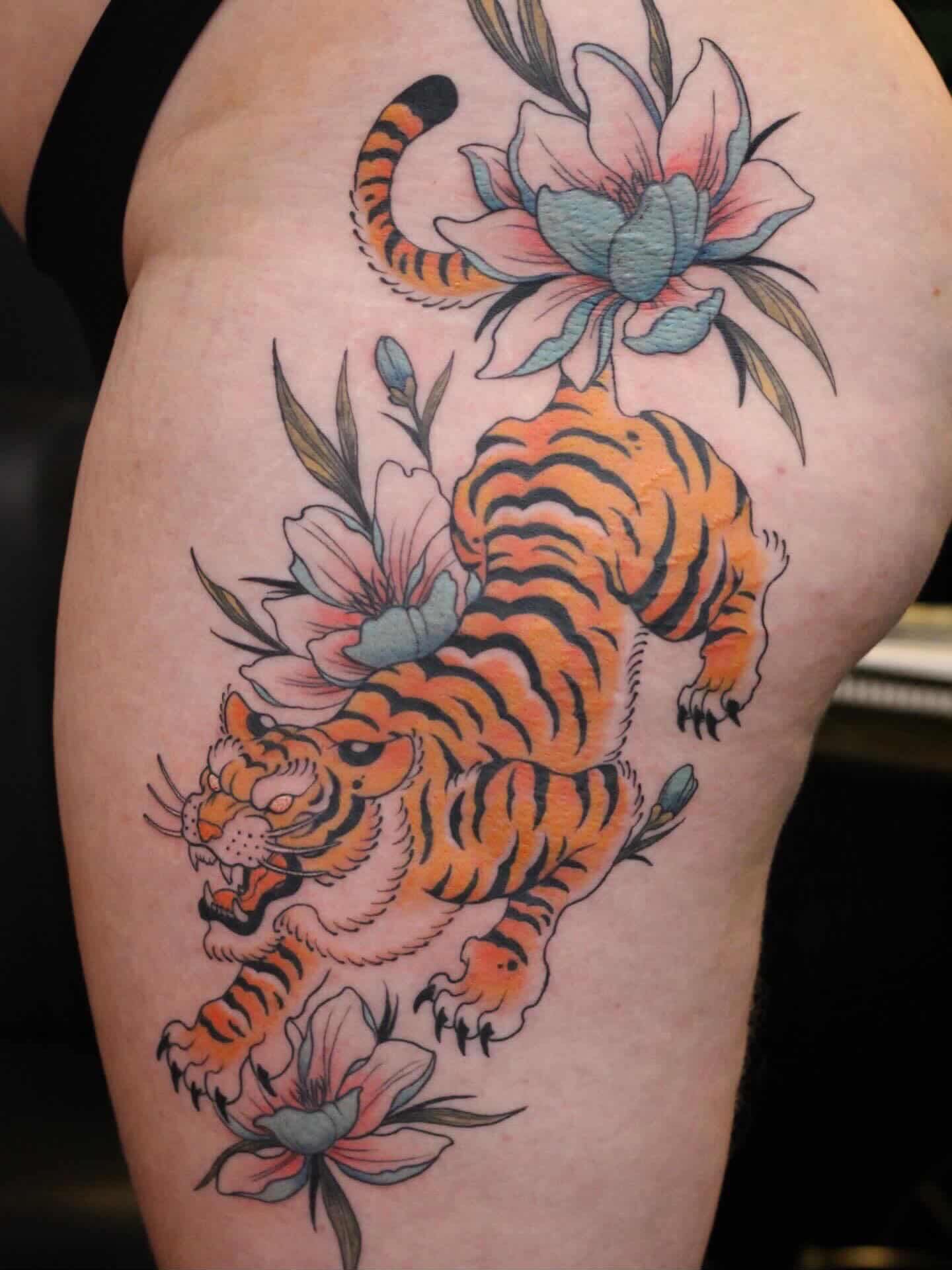 Jeremy, @la_tete_noire_tattoo , sera présent @talons_aiguilles_ales , la semaine prochaine, mardi et mercredi, et il lui reste un créneau mercredi ! 😁
Contacte le !😘
@la_tete_noire_tattoo