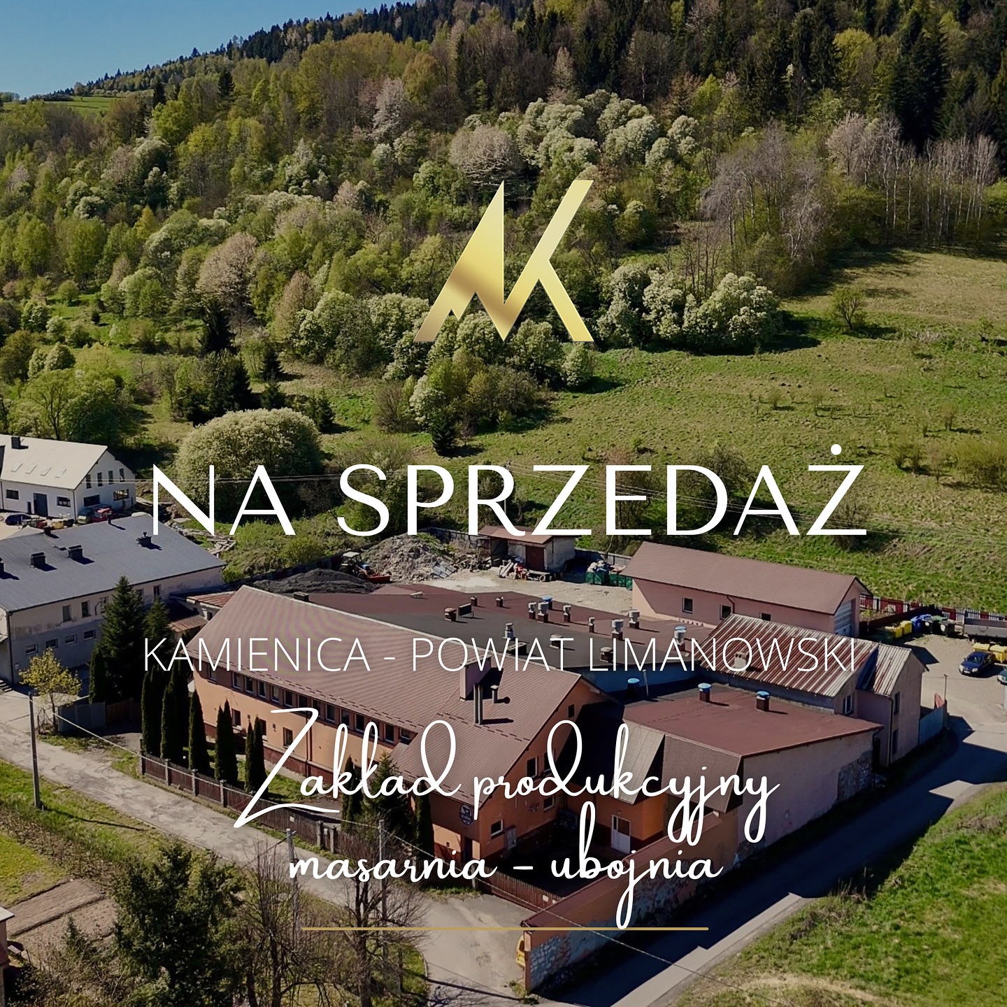 💰3 mln zł
🔥NA SPRZEDAŻ ZAKŁAD UBOJU / MASARNIA - OBIEKT PRODUKCYJNY Z PEŁNĄ INFRASTRUKTURĄ ORAZ Z MOŻLIWOŚCIĄ ZAKUPU DZIAŁKI PRZYLEGAJĄCEJ
📍Kamienica , powiat limanowski
Wyjątkowa nieruchomość inwestycyjna o ogromnym potencjale – idealna pod działalność produkcyjną, spożywczą, chłodniczą lub magazynową.
🏭Powierzchnia obiektu: 960 m²
🅿️Działka wokół budynku o powierzchni około 1600 m2. Dodatkowo możliwość zakupu przyległej działki o pow. około 2900 m2 - idealnej pod dodatkowe miejsca parkingowe.
W skład obiektu wchodzi:
🔹 około 40 pomieszczeń produkcyjnych i technicznych
🔹 10 chłodni wraz z agregatami do każdej chłodni
🔹 mroźnia
🔹 część wołowa wyposażona w wagi dynamiczne
🔹 pełne wyposażenie i maszyny potrzebne do działalności ubojowej wołowej
🔹 pomieszczenie przystosowane do bezpośredniej sprzedaży wyrobów - masarnia przyzakładowa, sklep
🔹 biura, gabinety weterynarii, szatnie, łazienki oraz pomieszczenia gospodarcze i socjalne
✅ Zakład posiadał uprawnienia eksportowe kat.A
✅ Dojazd asfalltowy dla samochodów ciężarowych TIR
✅ Kanalizacja miejska
✅ Woda miejska
✅ Gaz na ścianie budynku – możliwość szybkiego podłączenia
✅ Przyzakładowa kanalizacja / technologiczna do tłuszczów i ścieków poprodukcyjnych, separator
✅ Przyłącze siłowe 21 kW z możliwością zwiększenia mocy
✅ Własny transformator
✅ Teren ogrodzony
Obiekt obecnie nie prowadzi działalności, jednak posiada kompletną infrastrukturę umożliwiającą ponowne uruchomienie zakładu lub adaptację pod inną działalność gospodarczą.
💼 Idealna oferta dla:
✔ inwestora
✔ branży spożywczej
✔ chłodni i magazynów
✔ produkcji i przetwórstwa
✔ centrum logistycznego
🤝 Zapraszamy do kontaktu oraz na prezentację nieruchomości.
Ten obiekt naprawdę trzeba zobaczyć na żywo, ponieważ zdjęcia i wizualizacje pokazują tylko część jego potencjału.
_____________
📍Mszana Dolna, ul. Starowiejska 4C
☎️ tel. 798 370 312
📩 anna@apexkoncept.pl
🌐 www.apexkoncept.pl
#NieruchomościMałopolska #nieruchomości #BiuroNieruchomości #ApexKoncept #RealEstate #PropertyForSale #Kamienica #halaprodukcyjna #ubojnia #zakładprodukcyjny