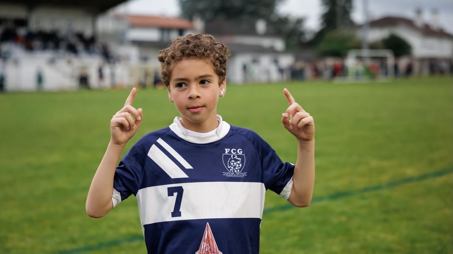 💙🤍 Retour en images sur la première journée des Trophées Pierre Lillet 2026 ! ⚽🏆
Jeudi, nos catégories U10/U11 ont lancé ce grand week-end de tournoi dans une superbe ambiance malgré une météo parfois capricieuse 🌧️
Des terrains remplis de passion, des sourires, du jeu, des encouragements et surtout beaucoup de plaisir pour tous les jeunes présents. 👏⚽
Cette journée a une nouvelle fois montré tout ce qui fait la beauté du football amateur : des éducateurs investis, des bénévoles toujours présents, des familles au rendez-vous et des enfants heureux de partager leur passion. 💙🤍
Merci à tous les clubs présents pour leur état d’esprit tout au long de cette journée ! 👏
📸 Photos : Mathieu Morala @octopusphotographie
#FCG #TrophéePierreLillet #FootballJeunes #PlusQuUnClubUnEspritDeFamille