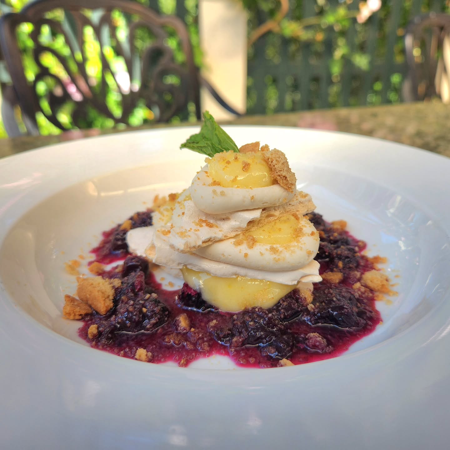 🍊✨️Orange blossom meringue with lime custard mascarpone, blueberry compote, and gluten free graham cracker crumble✨️🫐
#FarmToTable #staylocalaptos #supportlocalbusinesses