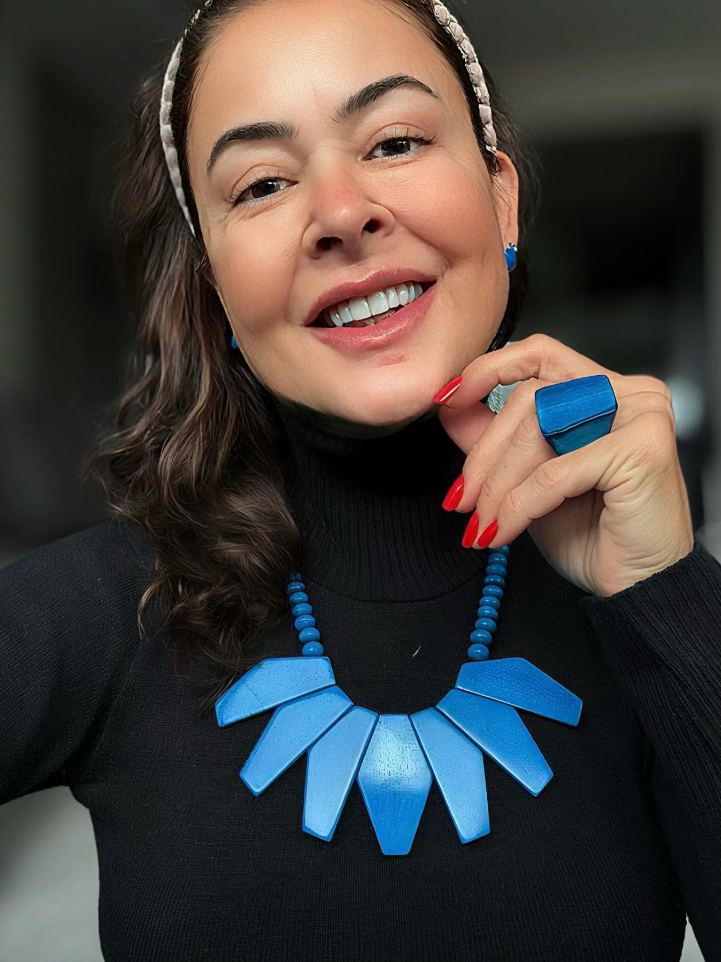 O Colar Sete Peças Turquesa compõe a nossa Coleção Osso Bovino, que reaproveita esse insumo frigorífico que seria descartado.
Todas elas são tingidas somente com corantes naturais, sendo a cor turquesa extraída da hortelã miúda.
São biojoias refinadas e repletas de personalidade que não podem faltar no closet daquelas que gostam de moda consciente e exclusiva.
Não perca a chance de ter essa peça na sua coleção de acessórios entrando no nosso site. Aproveite o FRETE GRÁTIS para compra de quaisquer produtos pronta entrega e não Não esqueça de usar o cupom BEMVINDA10 para desfrutar de desconto na sua primeira compra.
#luxoartesanal
#luxosustentavel
#biojoiasexclusivas
