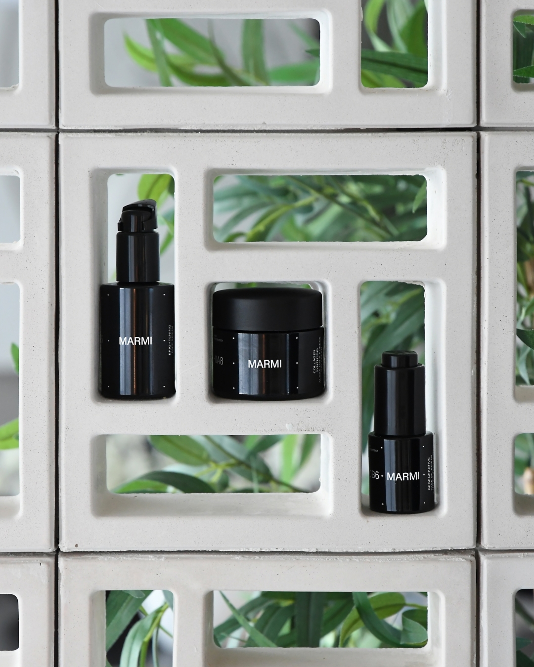 Your daily ritual for a glowing and hydrated skin.
1. Brightening serum with cellular extract from Rainbow algae
2. Collagen synthesis day cream with red algae
3. Phyto-retinol ultra regenerative serum with 2% bakuchiol
3 lightweight formulas made with natural biotech actives and upcycled ingredients from EU organic food production. Maximum efficacy, minimum impact.