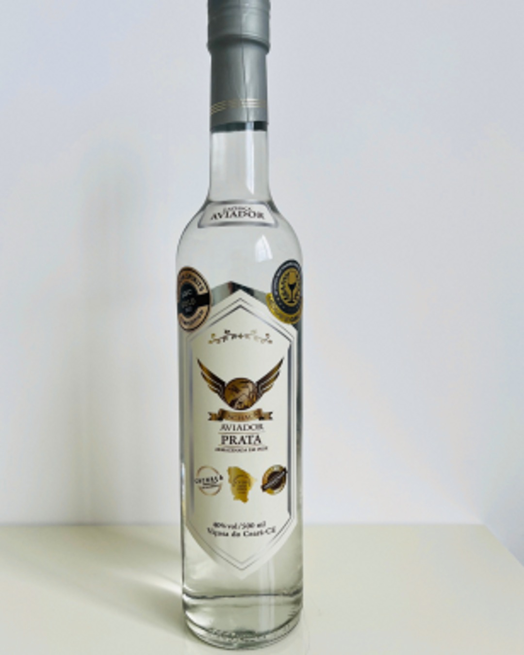 Prata ou Ouro: qual cachaça escolher? 🍶✨ Descubra as diferenças de produção, sabor e envelhecimento no nosso guia completo — perfeito para iniciantes e apreciadores. Link in Bio #Cachaça #CachaçaPrata #CachaçaOuro #CulturaBrasileira #Bebidas #Degustação