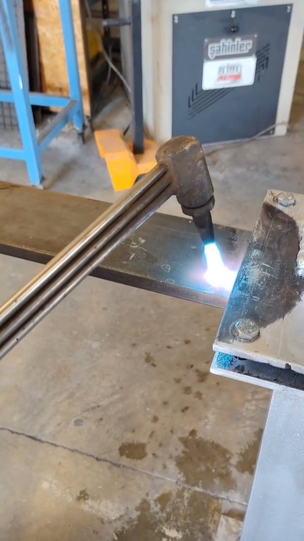 Tout commence ici, avec un simple morceau de métal.
#ferronnerie #blacksmith #mobilier #metal #fer