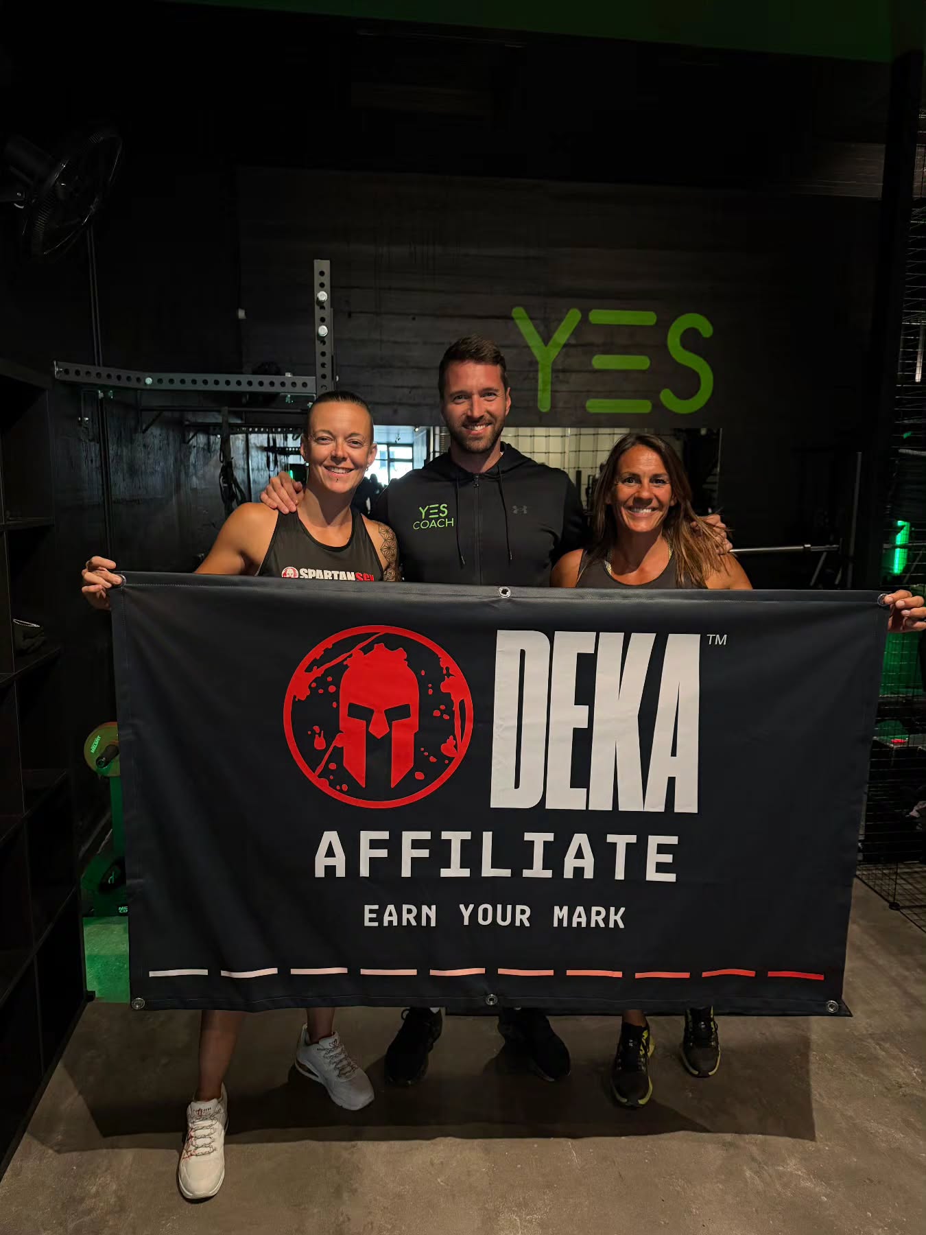 🔥 C’est officiel 🔥
Spartcamp Suisse s’associe à YES Bootcamp pour lancer les entraînements DEKA à Genève.
Les coachs Spartcamp débarquent dans la salle YES Bootcamp des Pâquis avec une seule mission : vous préparer comme il se doit pour le DEKA FIT des 7 & 8 novembre à Palexpo.
Au programme :
• 1 entraînement DEKA par semaine
• Cardio, force, endurance et intensité
• Une vraie préparation course
• L’énergie Spartcamp x YES Bootcamp
Que vous veniez pour performer, découvrir le format ou simplement vous challenger, ces trainings sont faits pour vous.
Les dates arrivent très prochainement…
Stay tuned 👊🏻